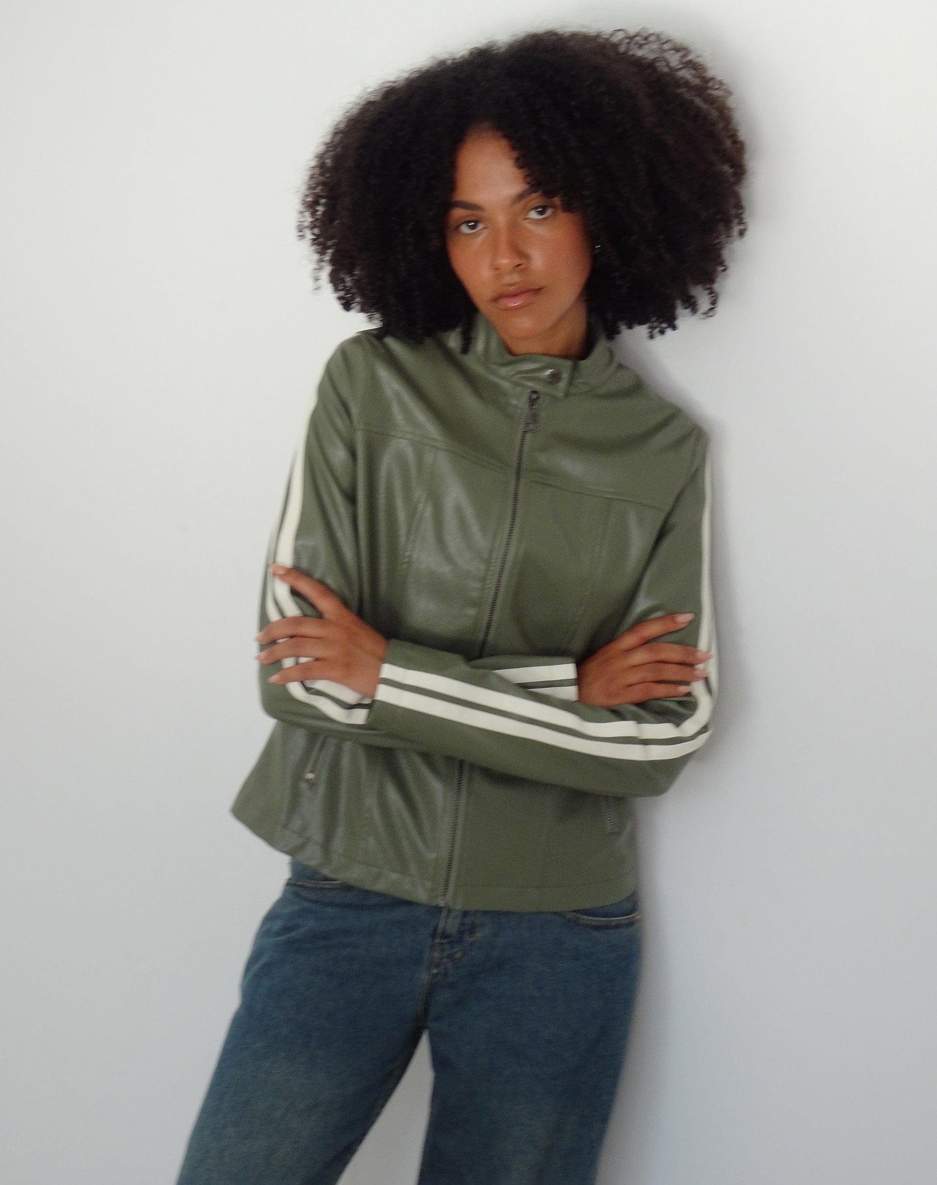Bild von Jacquie Zip Up Biker Jacke in PU Grün mit Elfenbein Streifen