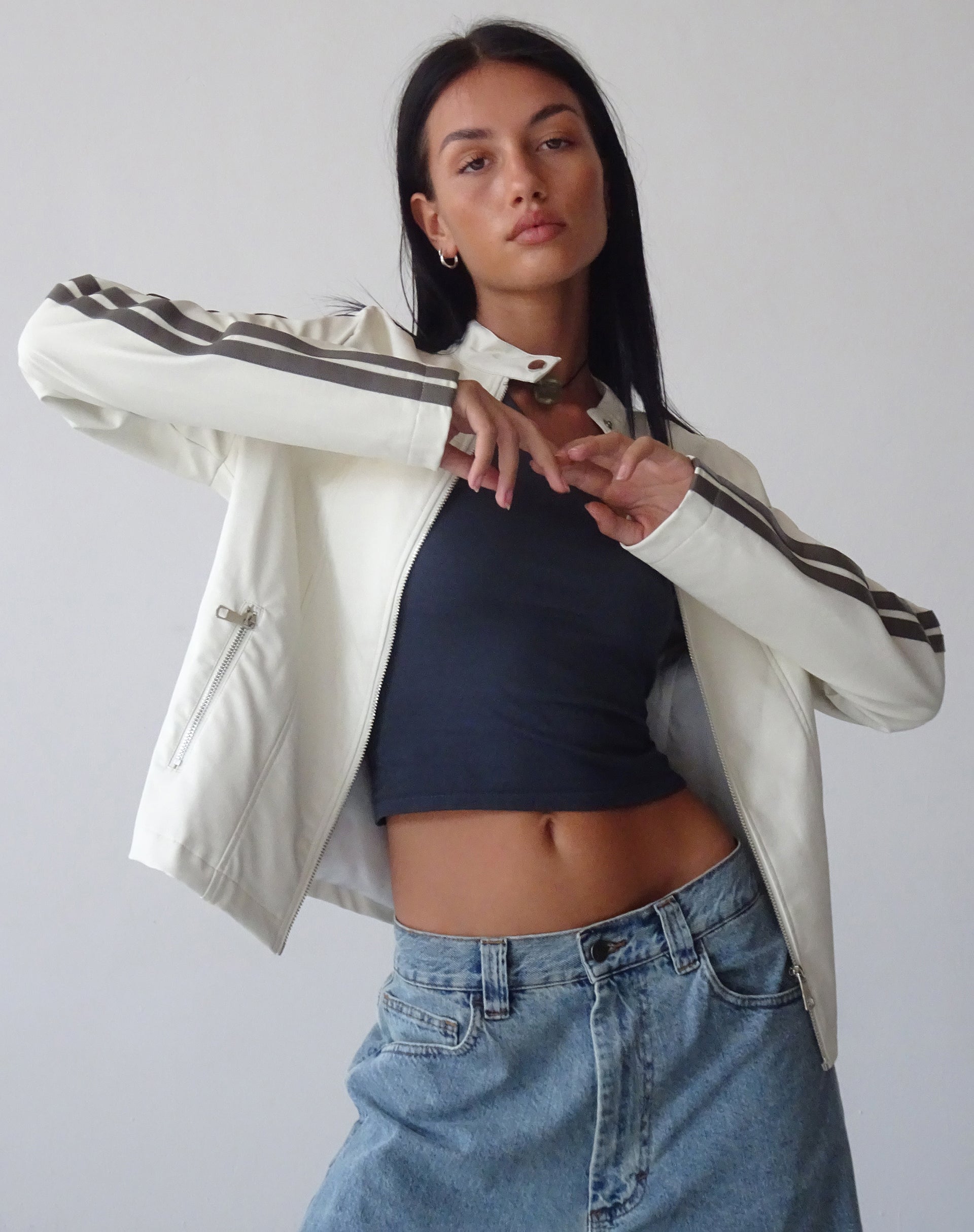 Image of Jacquie Zip Up Jacke in PU Creme mit braunen Streifen