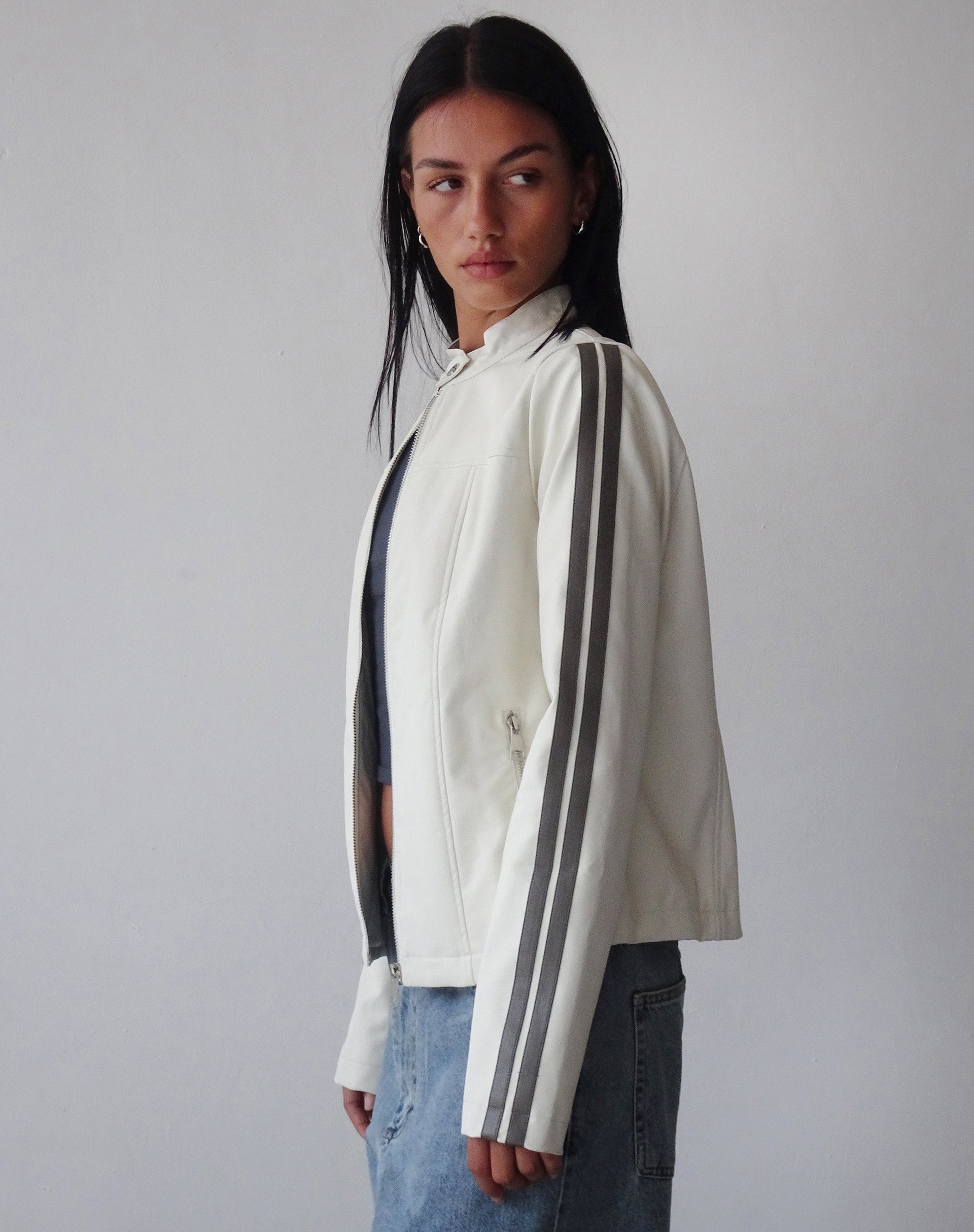 Image of Jacquie Zip Up Jacke in PU Creme mit braunen Streifen