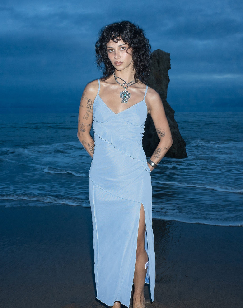 Jacy Midikleid mit Rüschen aus Mesh in Blau