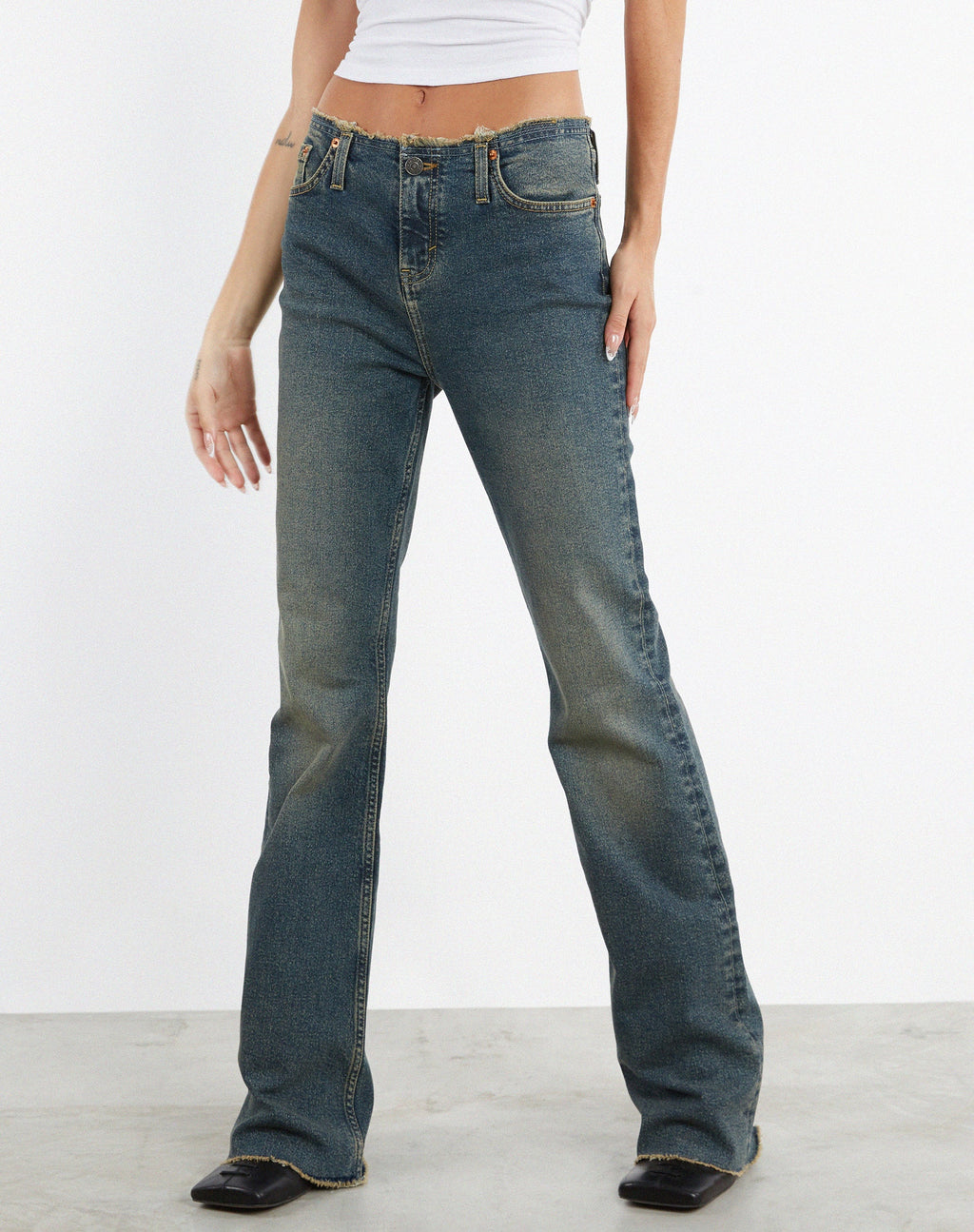 Ausgefranste Low Rise Jeans in Braun und Blau Acid