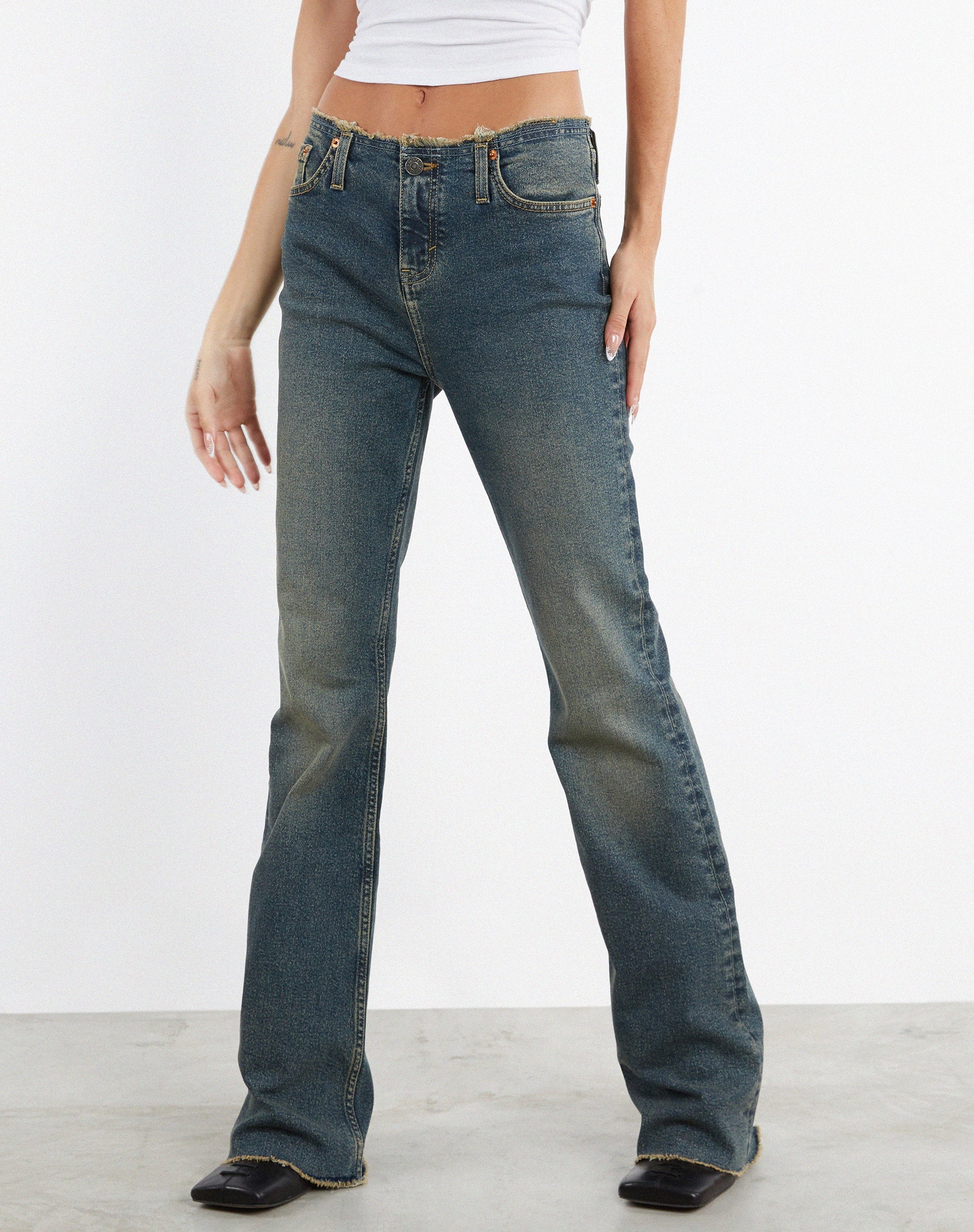 Ausgefranste Low Rise Jeans in Braun und Blau Acid