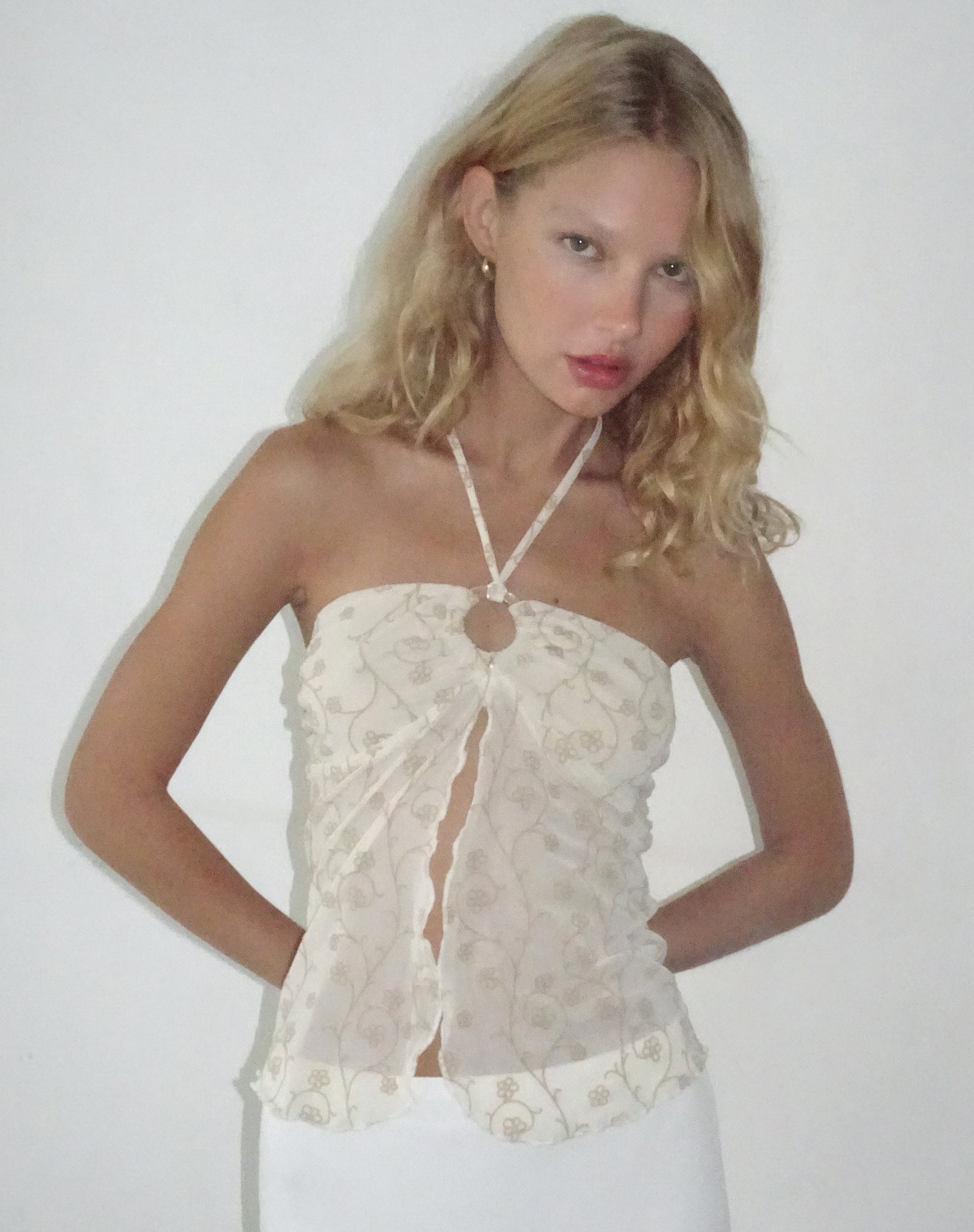 Bild von Janar Neckholder-Top in Beige Zierlicher Blumenflaum