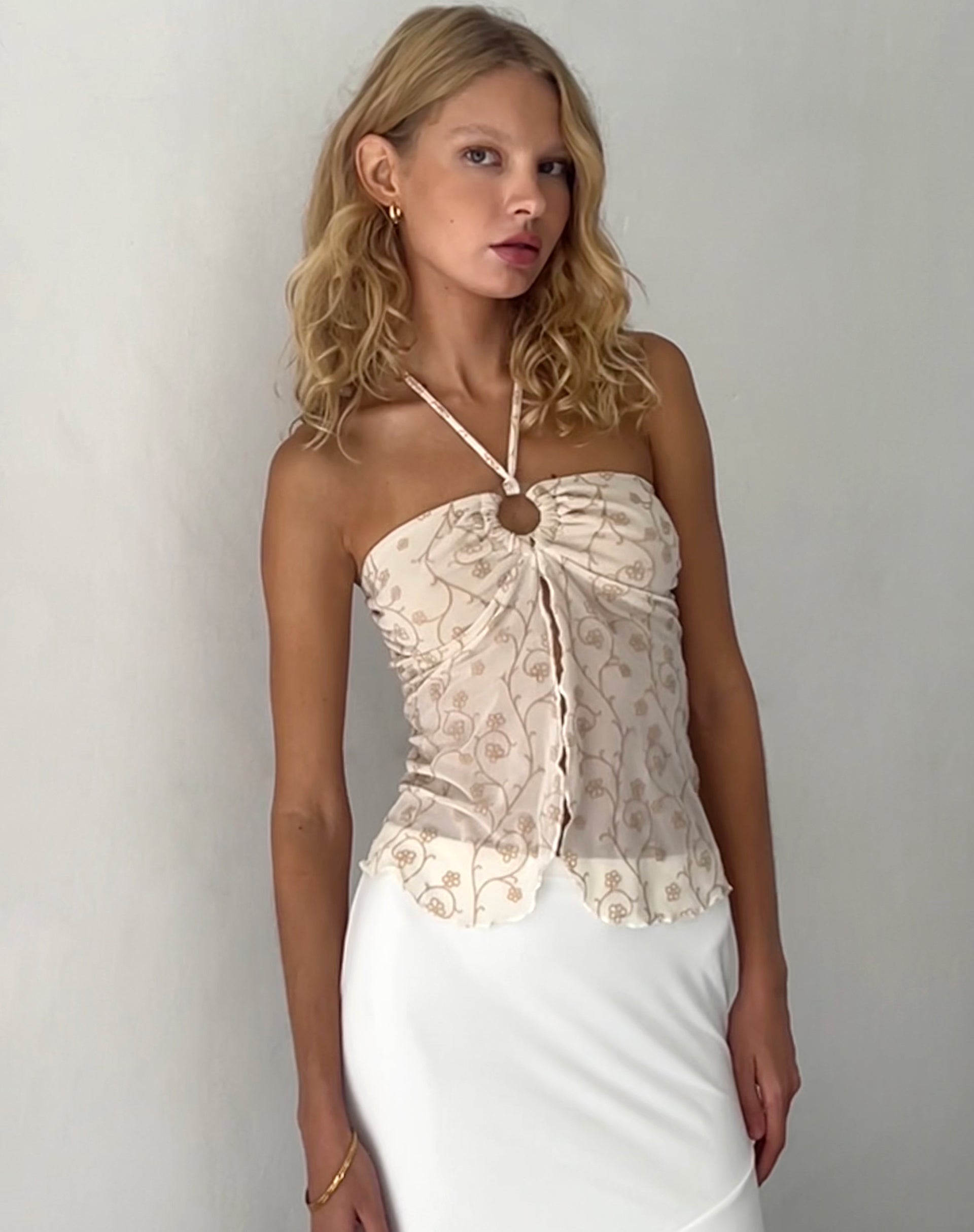 Bild von Janar Neckholder-Top in Beige Zierlicher Blumenflaum