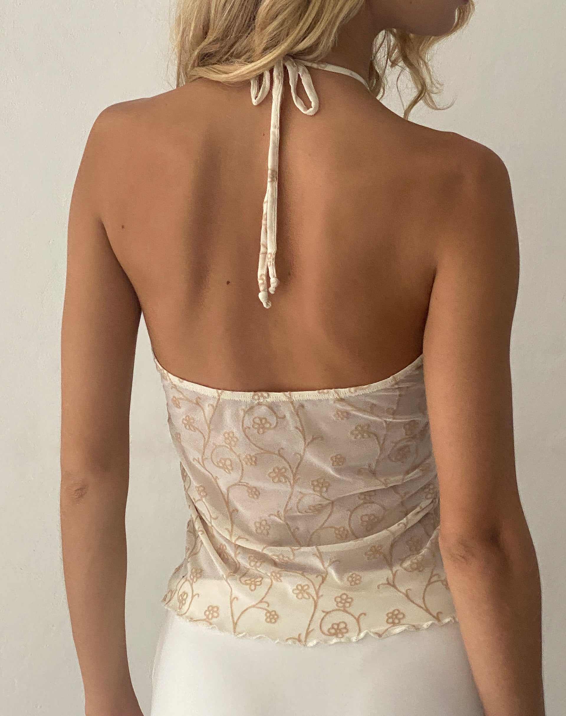 Bild von Janar Neckholder-Top in Beige Zierlicher Blumenflaum