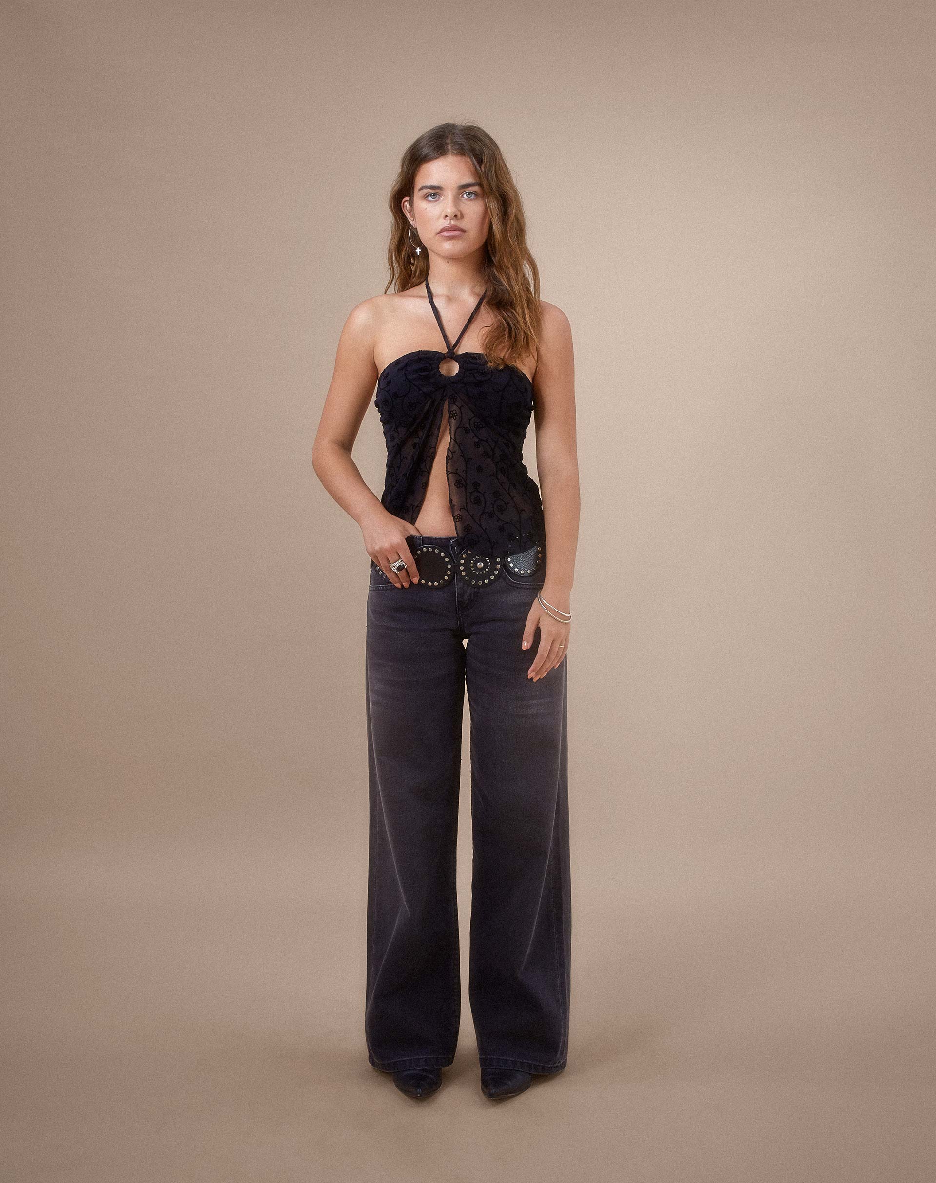 Bild von Janar Neckholder-Top in Schwarz Zierlicher Blumenflaum