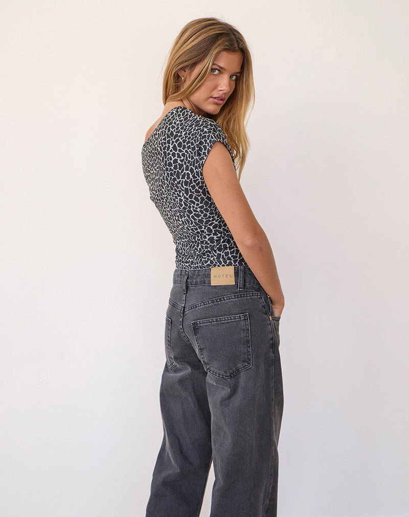 Bild von Jaridah Asymmetric Slouch Top in Giraffe Schwarz und Creme