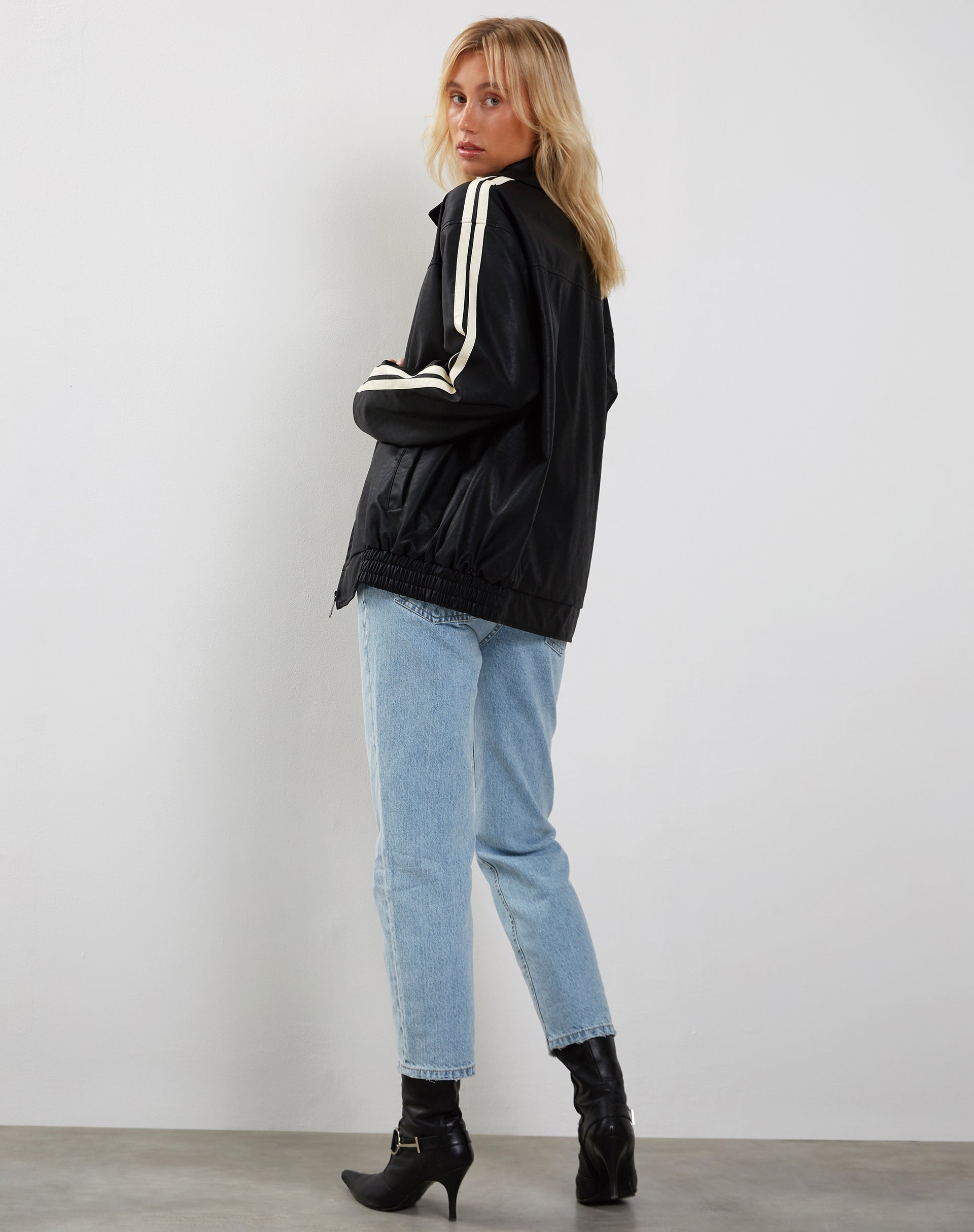 Image of Javana Zip Up Jacke in PU Schwarz mit Beige Streifen