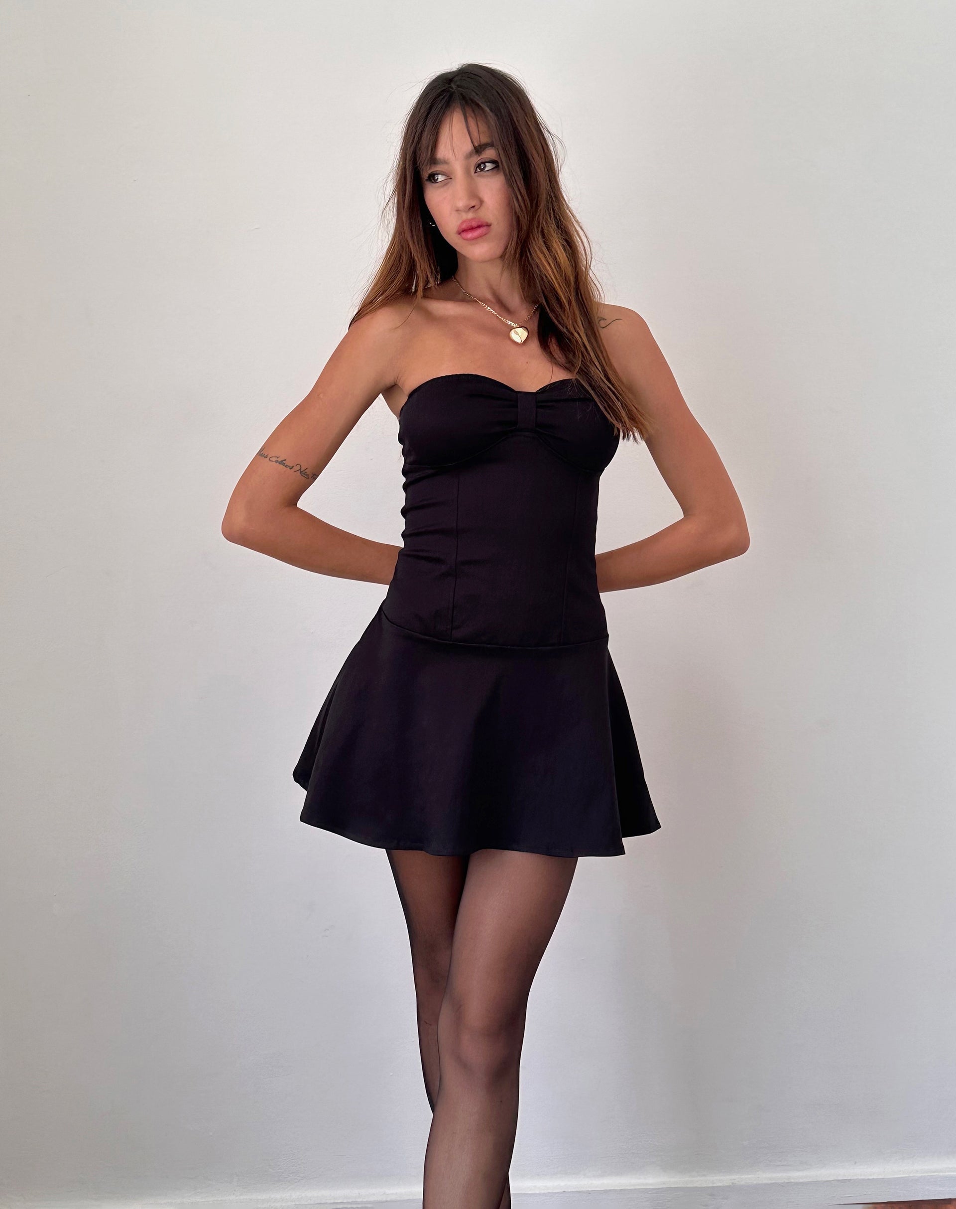 Image of Javas Bandeau-Minikleid aus schwarzem Sateen