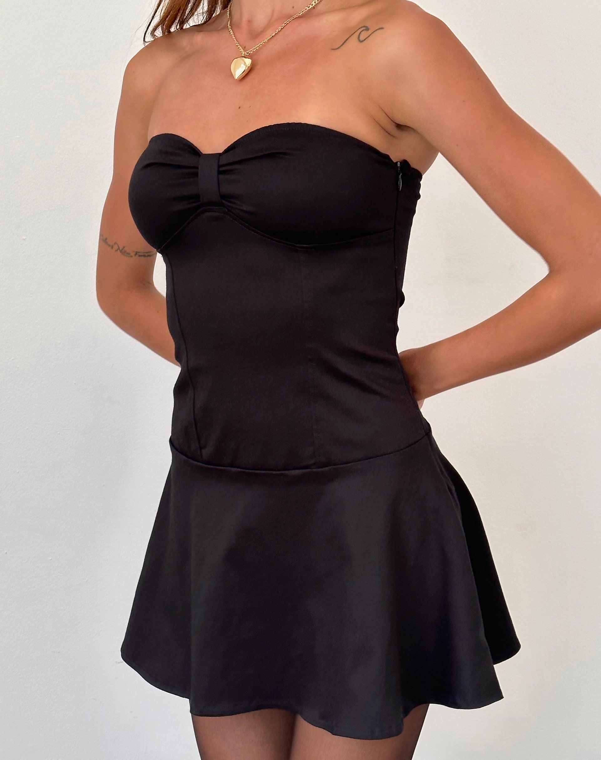 Image of Javas Bandeau-Minikleid aus schwarzem Sateen