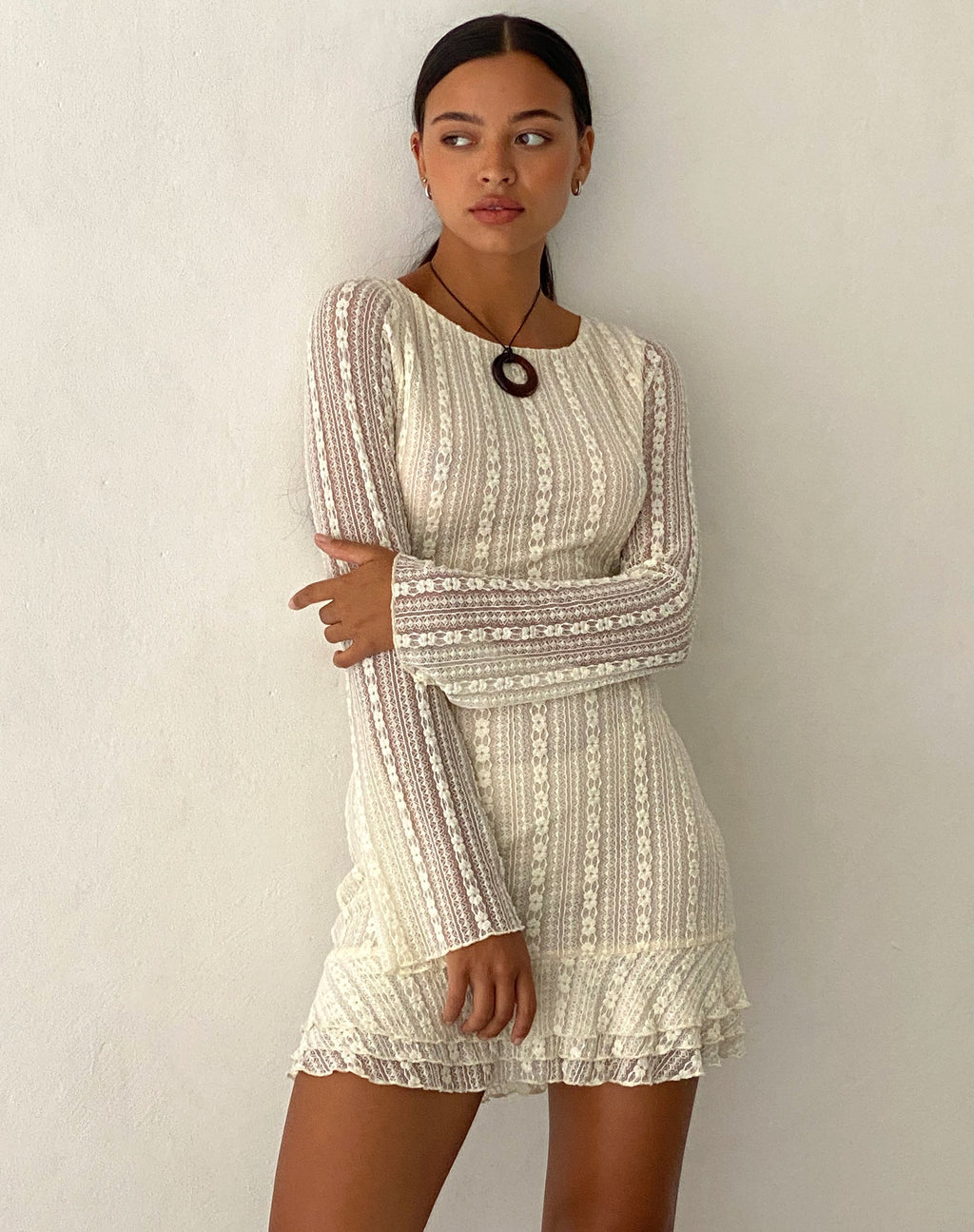 Jeilani Minikleid aus Spitze mit offenem Rücken in Creme