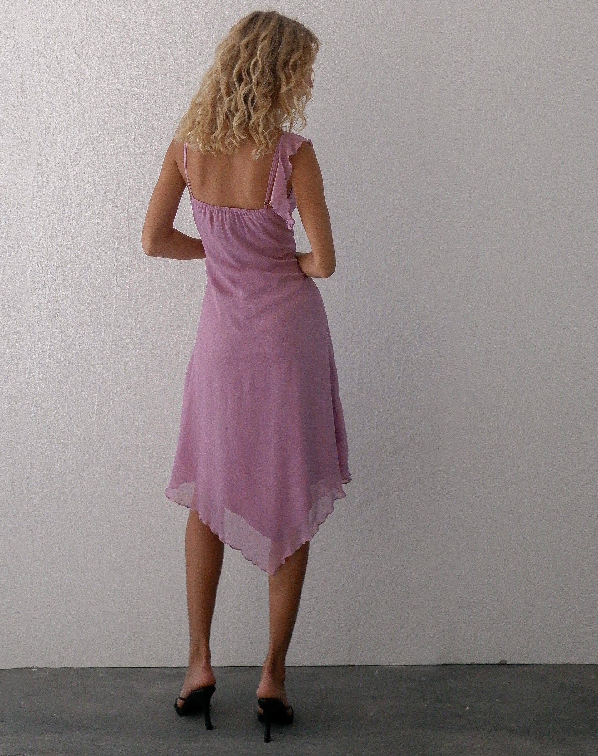 Bild von Jenani Rosette Ruffle Midikleid in Hellpflaume