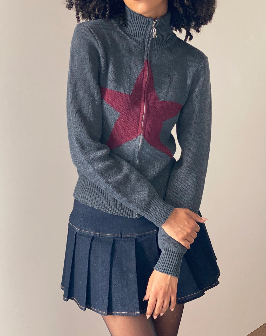 Jimena Strickjacke mit Reißverschluss in Grau mit burgunderfarbenem Sternmotiv