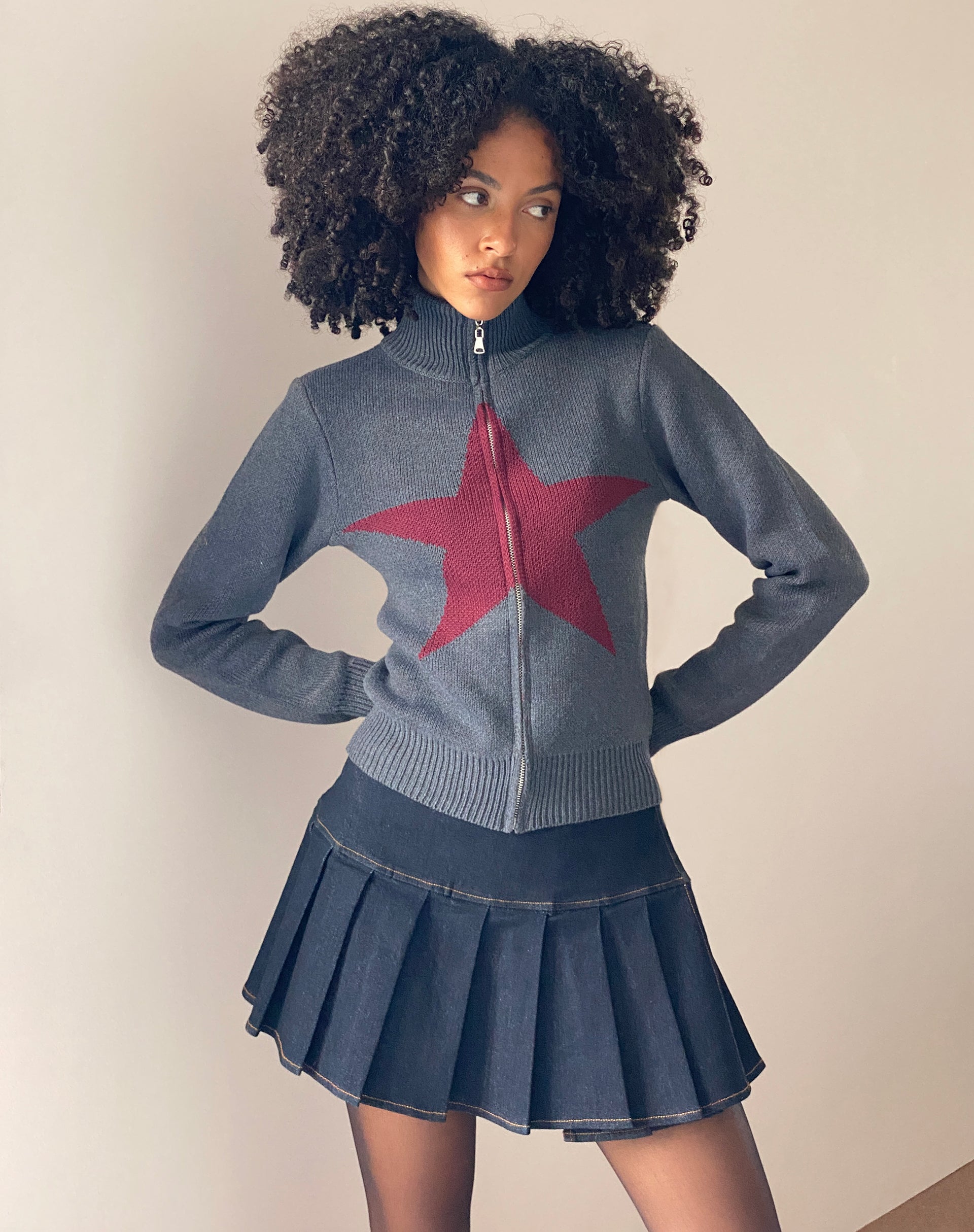 Image of Jimena Zip Through Cardigan in Grau mit burgunderfarbenem Sternmotiv