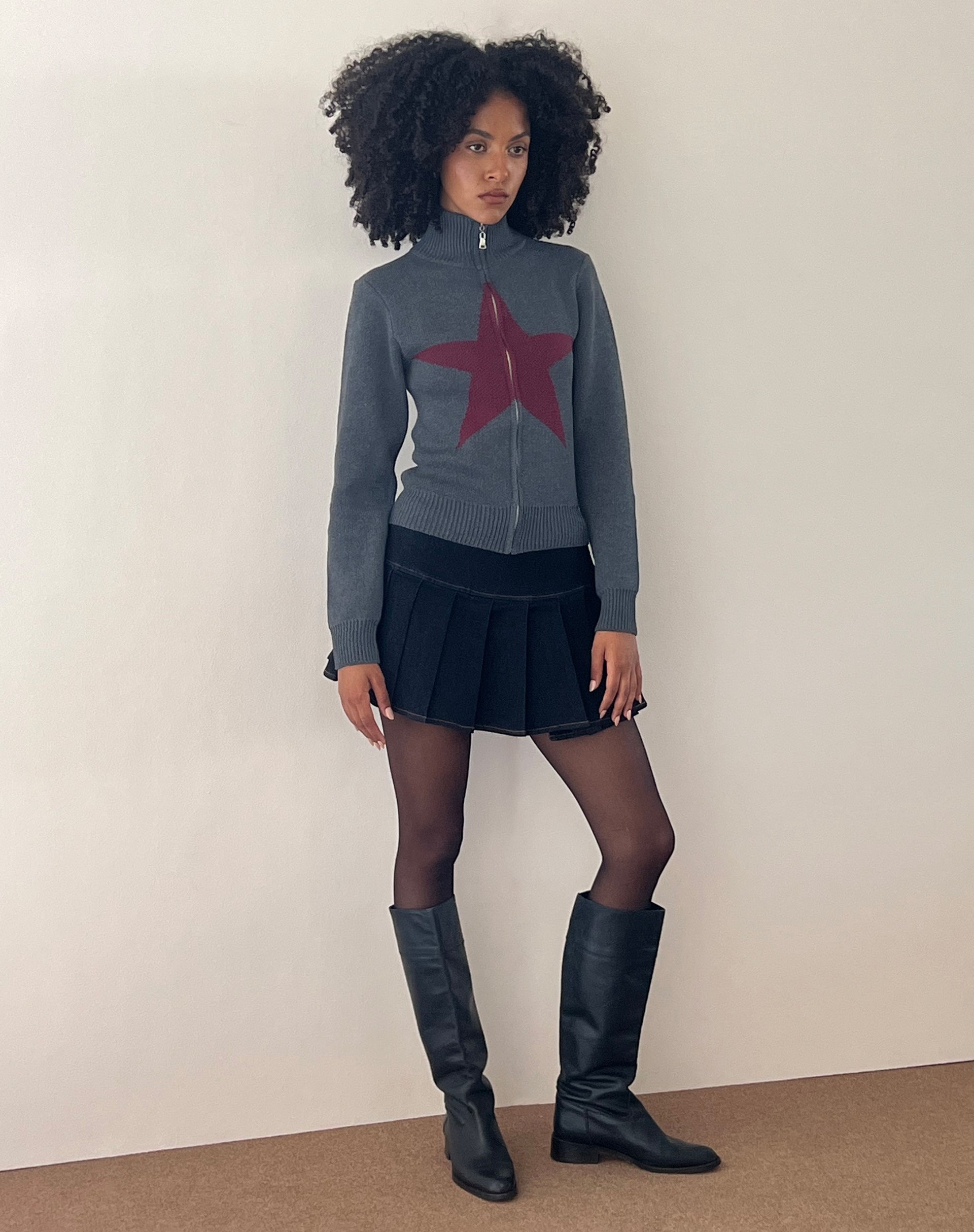 Image of Jimena Zip Through Cardigan in Grau mit burgunderfarbenem Sternmotiv