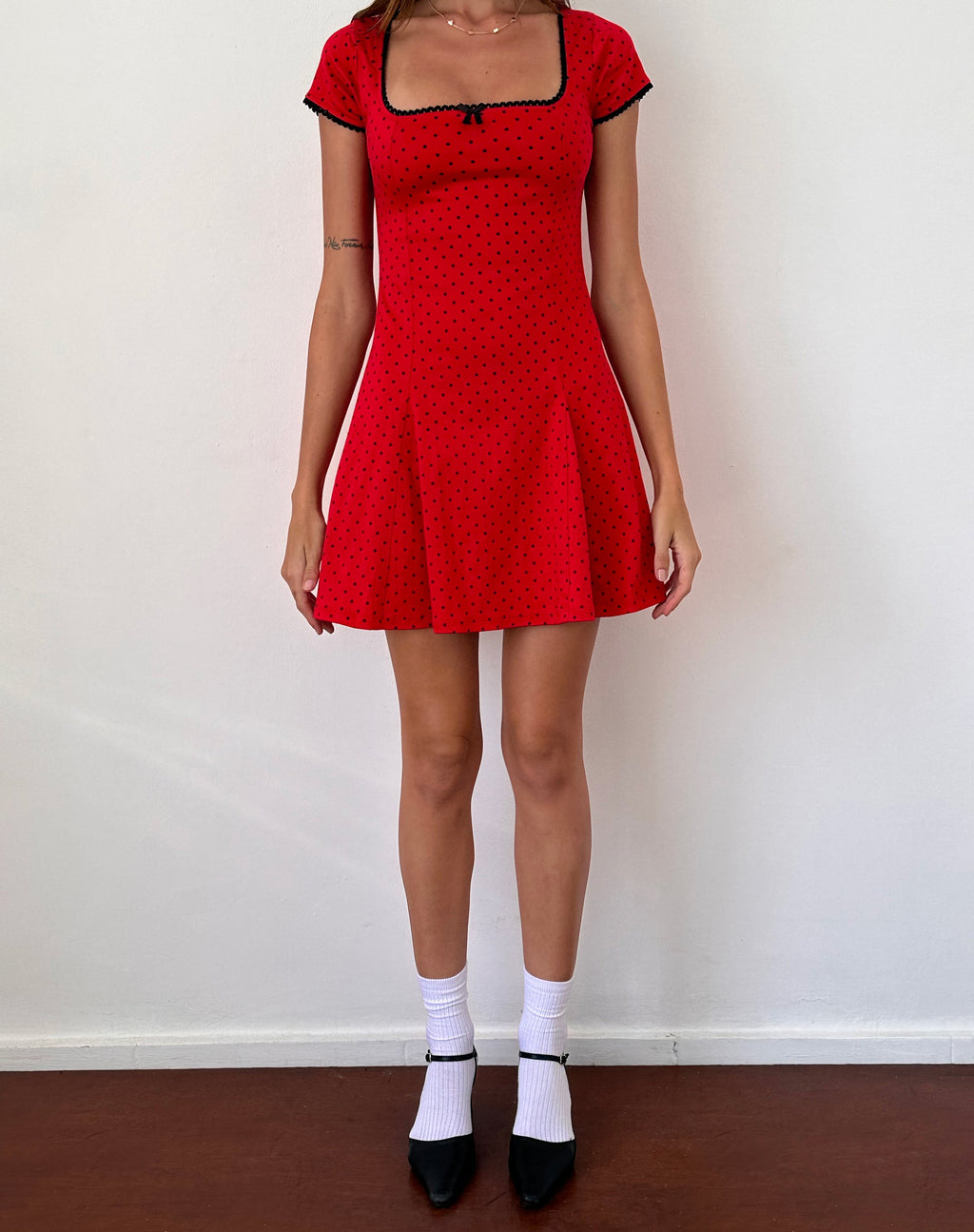 Jinae Minikleid mit Faltenwurf aus rotem Polka-Satin