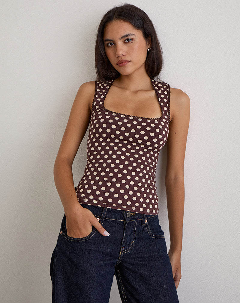Image of Jinalo Sweetheart Top in Braun mit kleinen cremefarbenen Polka-Prints