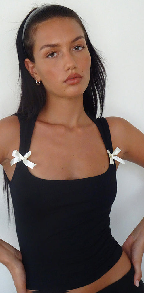 Image of Jiniso Crop Top in Schwarz mit elfenbeinfarbenen Schleifen