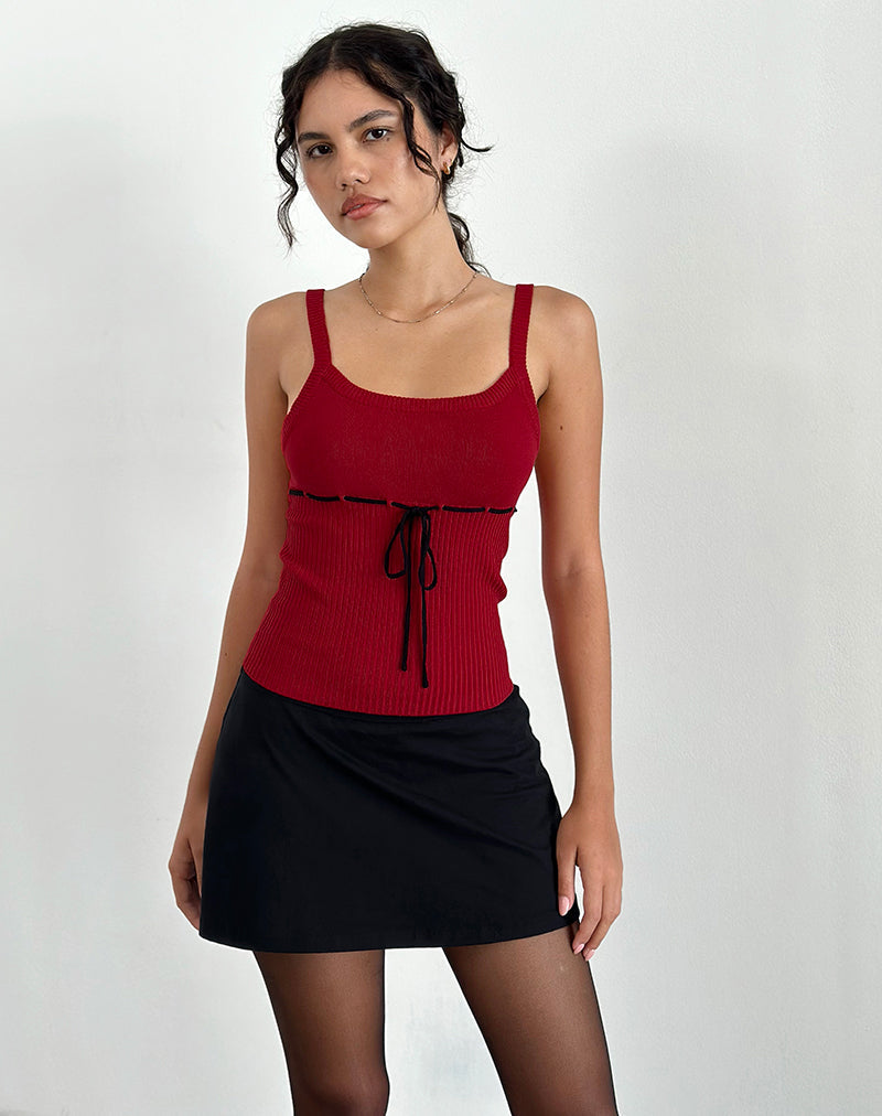 Image of Joanie Rippen-Cami-Top in Rot mit schwarzer Krawatte