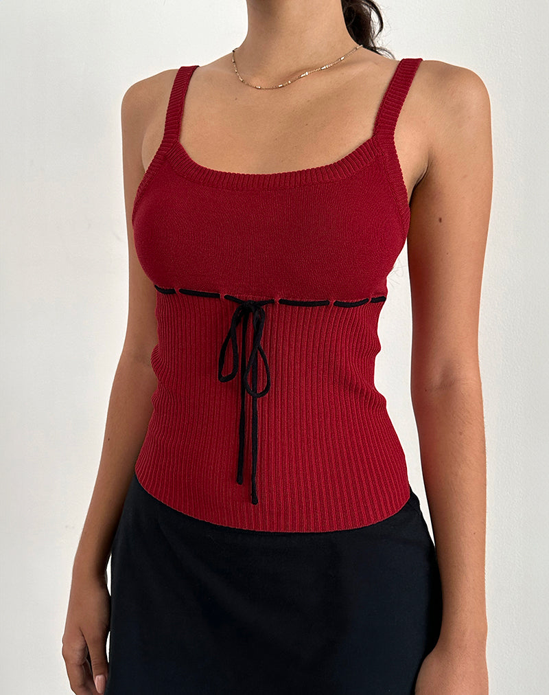 Image of Joanie Rippen-Cami-Top in Rot mit schwarzer Krawatte