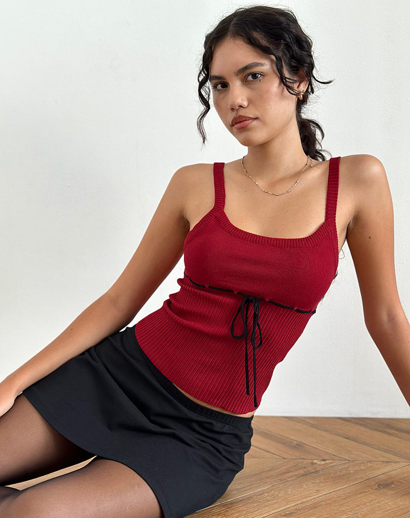 Image of Joanie Rippen-Cami-Top in Rot mit schwarzer Krawatte