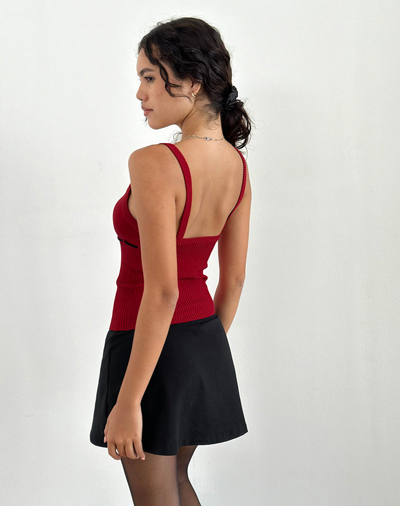 Image of Joanie Rippen-Cami-Top in Rot mit schwarzer Krawatte