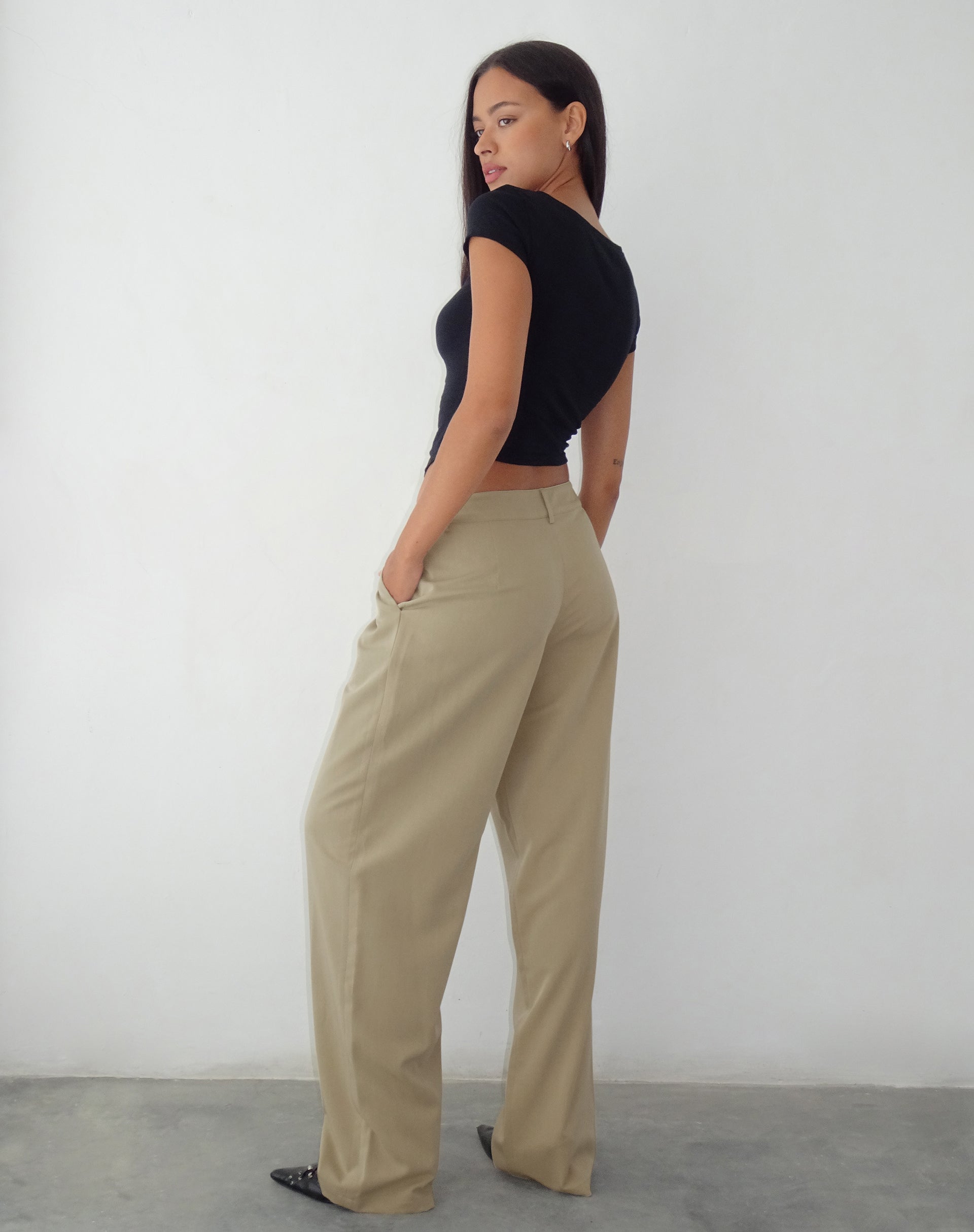 Bild der Sakaria Hose mit weitem Bein in Tailoring Stone