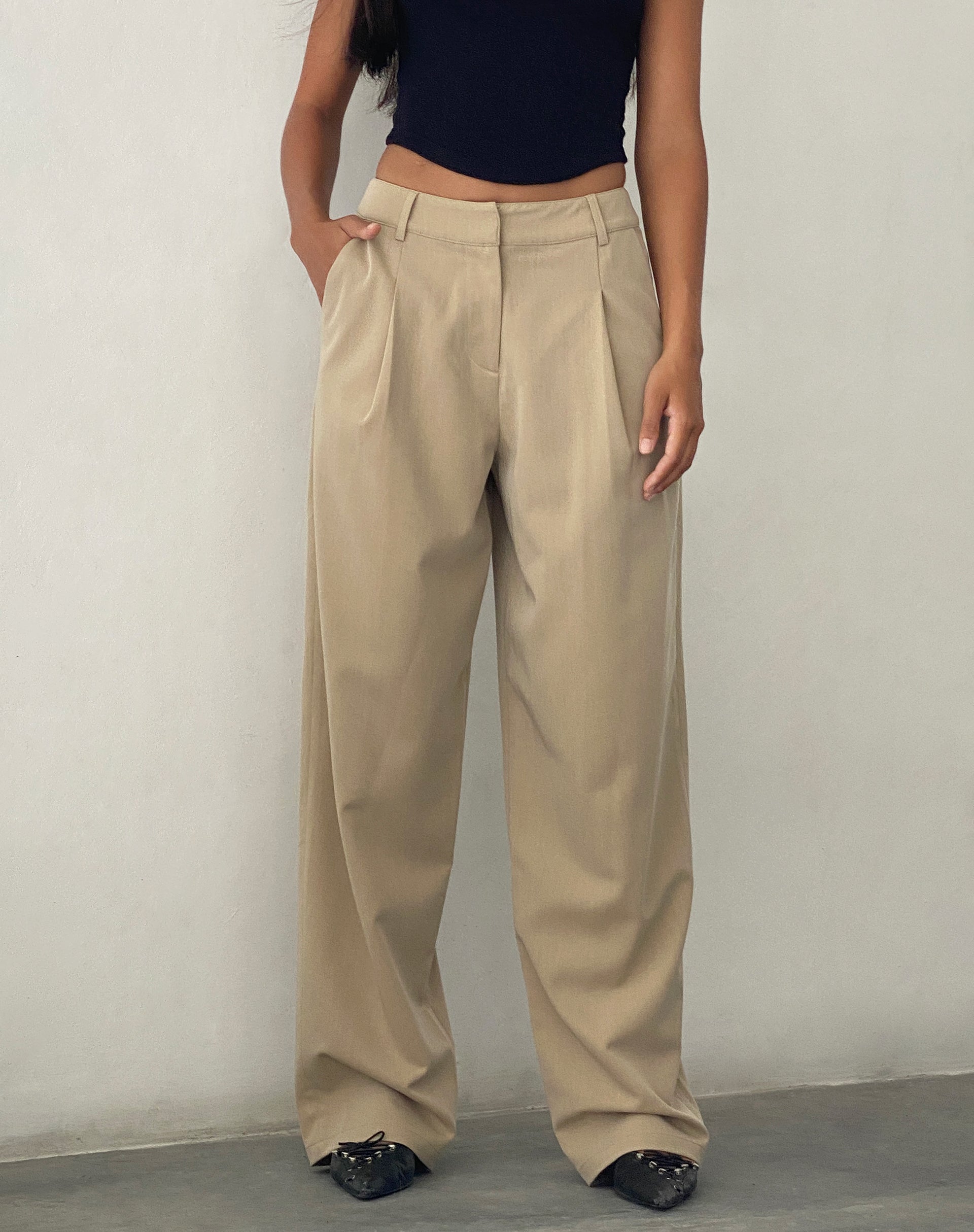 Bild der Sakaria Hose mit weitem Bein in Tailoring Stone