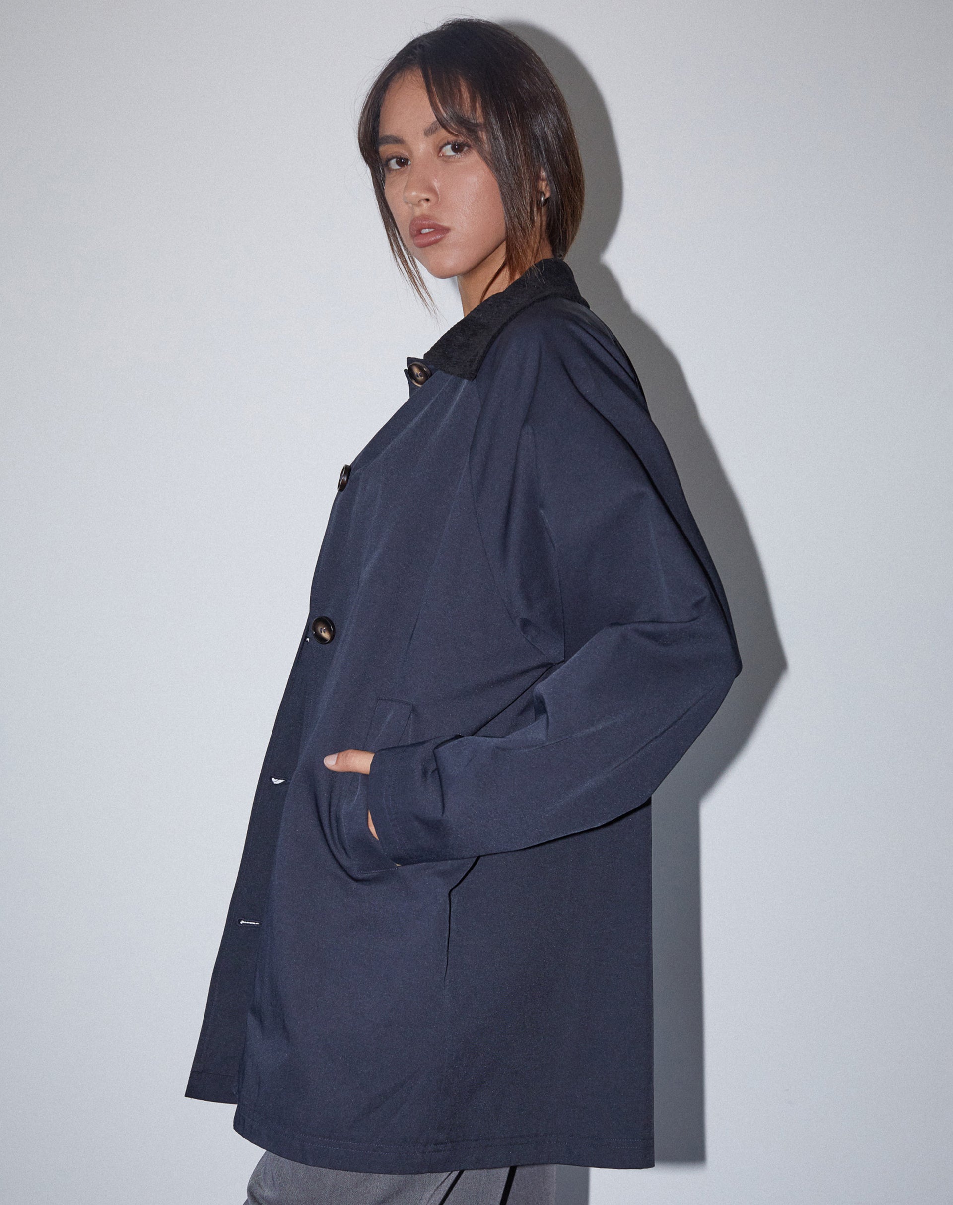 Image of Izora Kurzer Trenchcoat in Marineblau