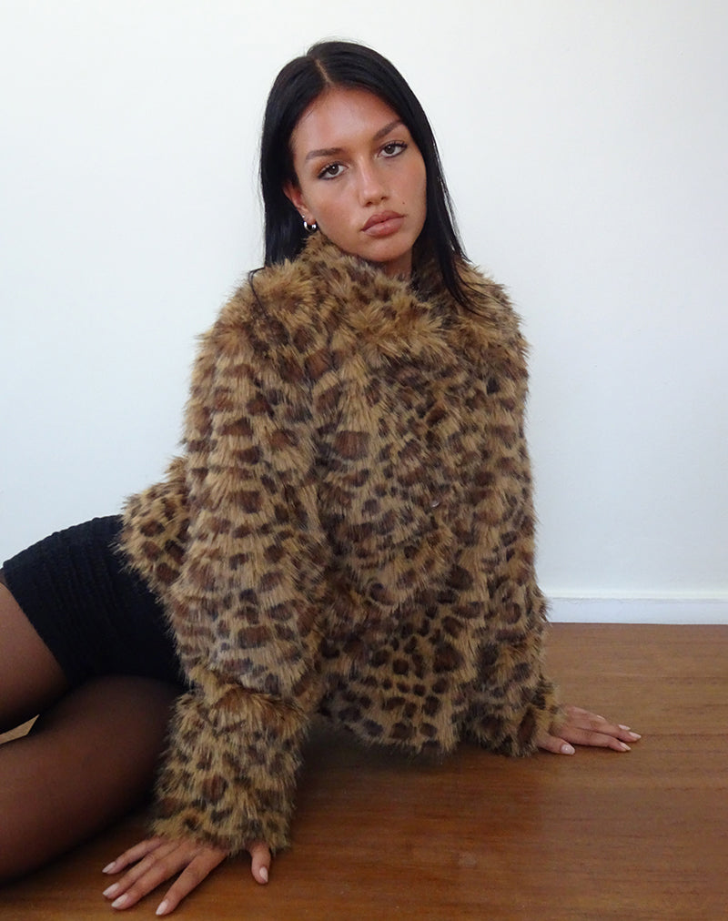 Joji Crop Jacke aus Kunstfell in Braun Leopard