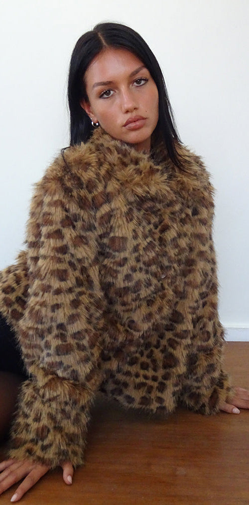 Bild von Joji Crop Kunstpelz Jacke in Braun Leopard