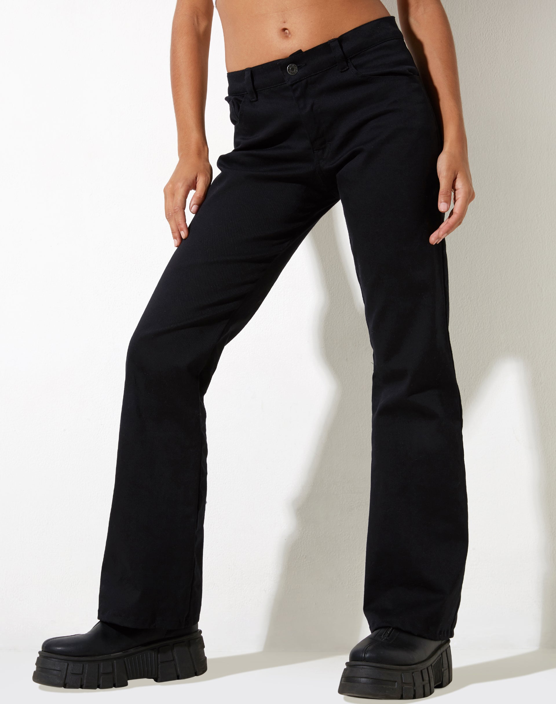 Abbildung der Jopan Flare Trouser in Twill Schwarz
