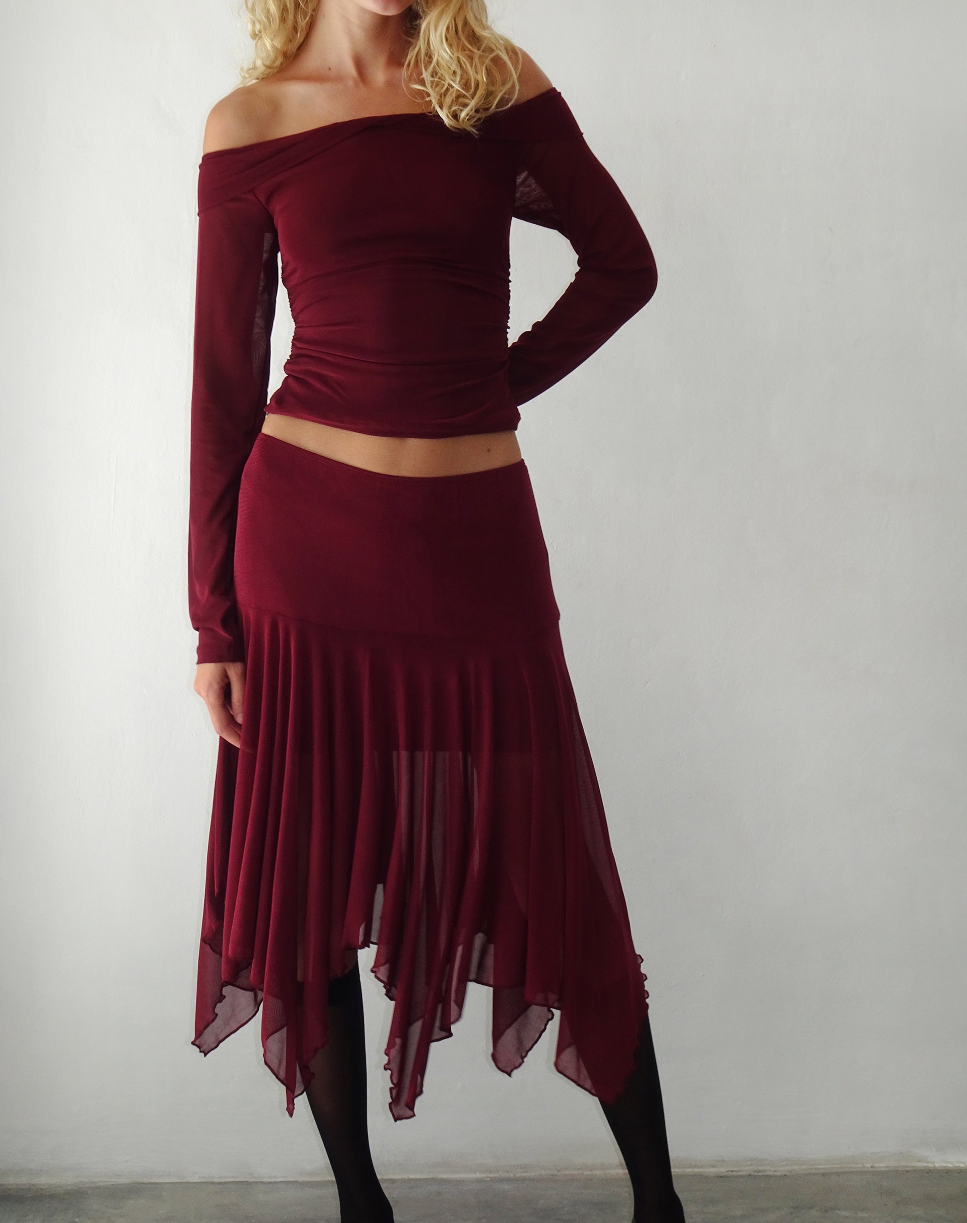 Image of Jovali Midirock mit niedriger Taille aus Mesh Maroon