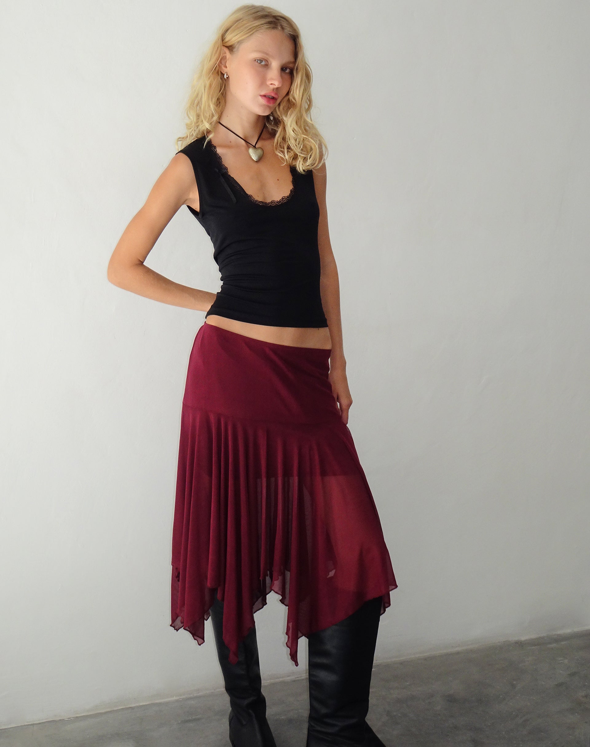 Image of Jovali Midirock mit niedriger Taille aus Mesh Maroon