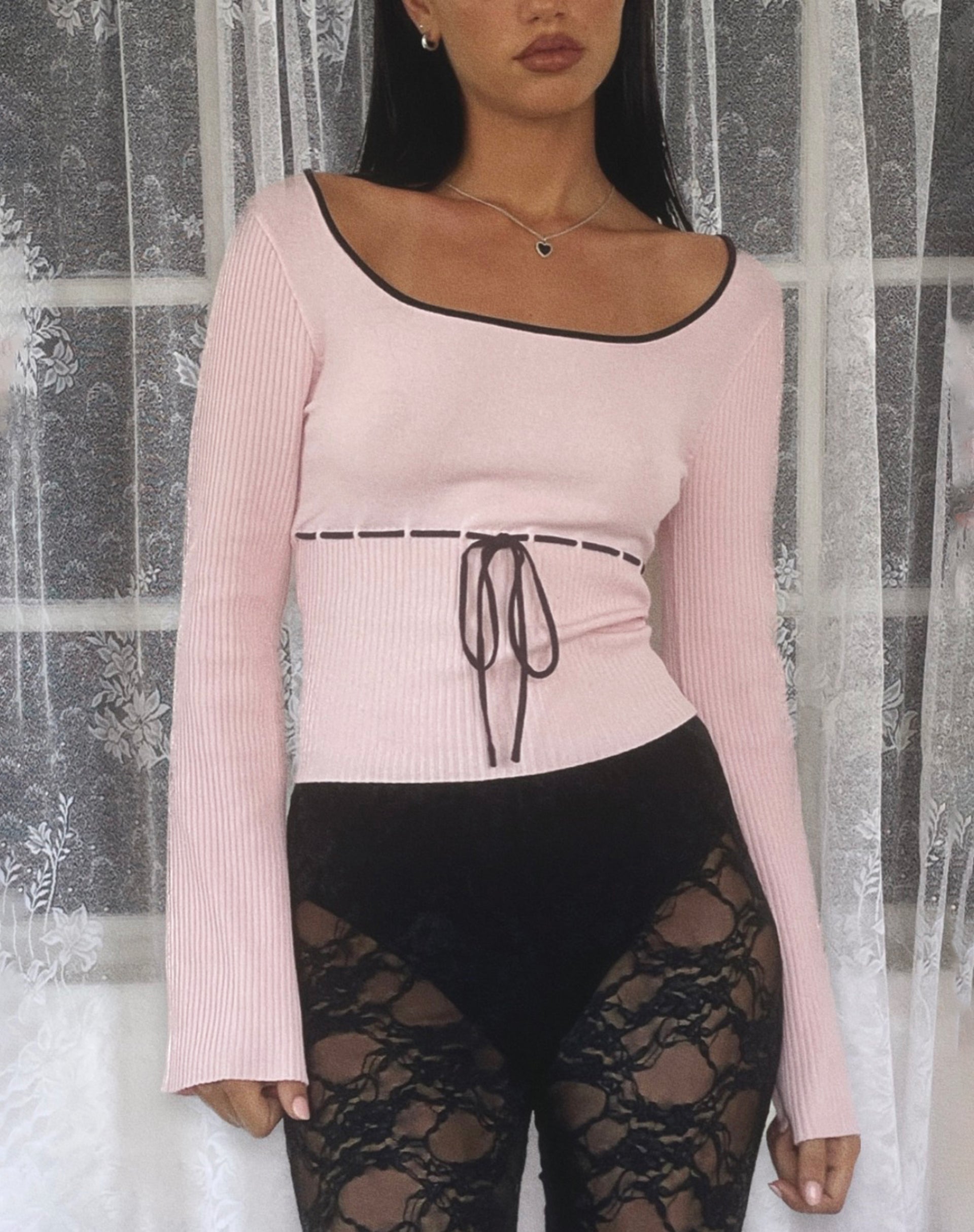 Image of Juhye Gestricktes langärmeliges Top in Blush Pink mit schwarzer Bindung