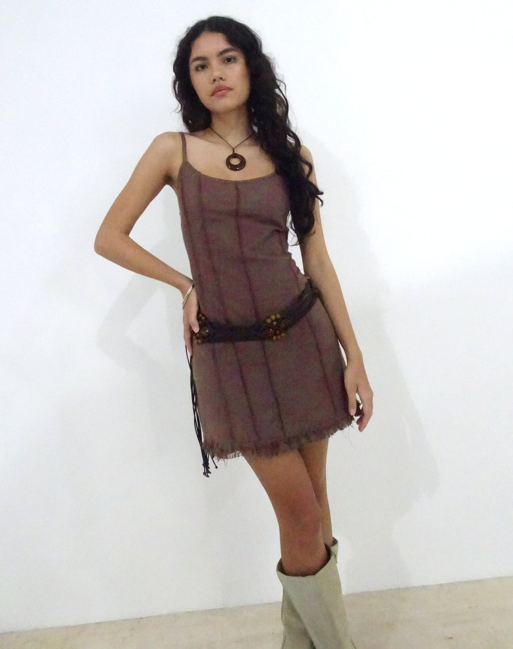 Kaneisa Pintuck Mini Slip Kleid in Deep Taupe