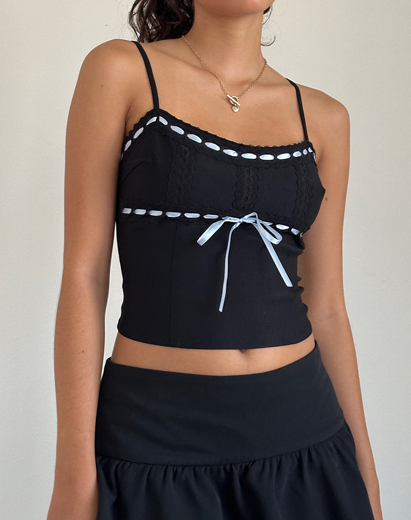 Karda Cami Top in Schwarz mit kontrastierendem Band