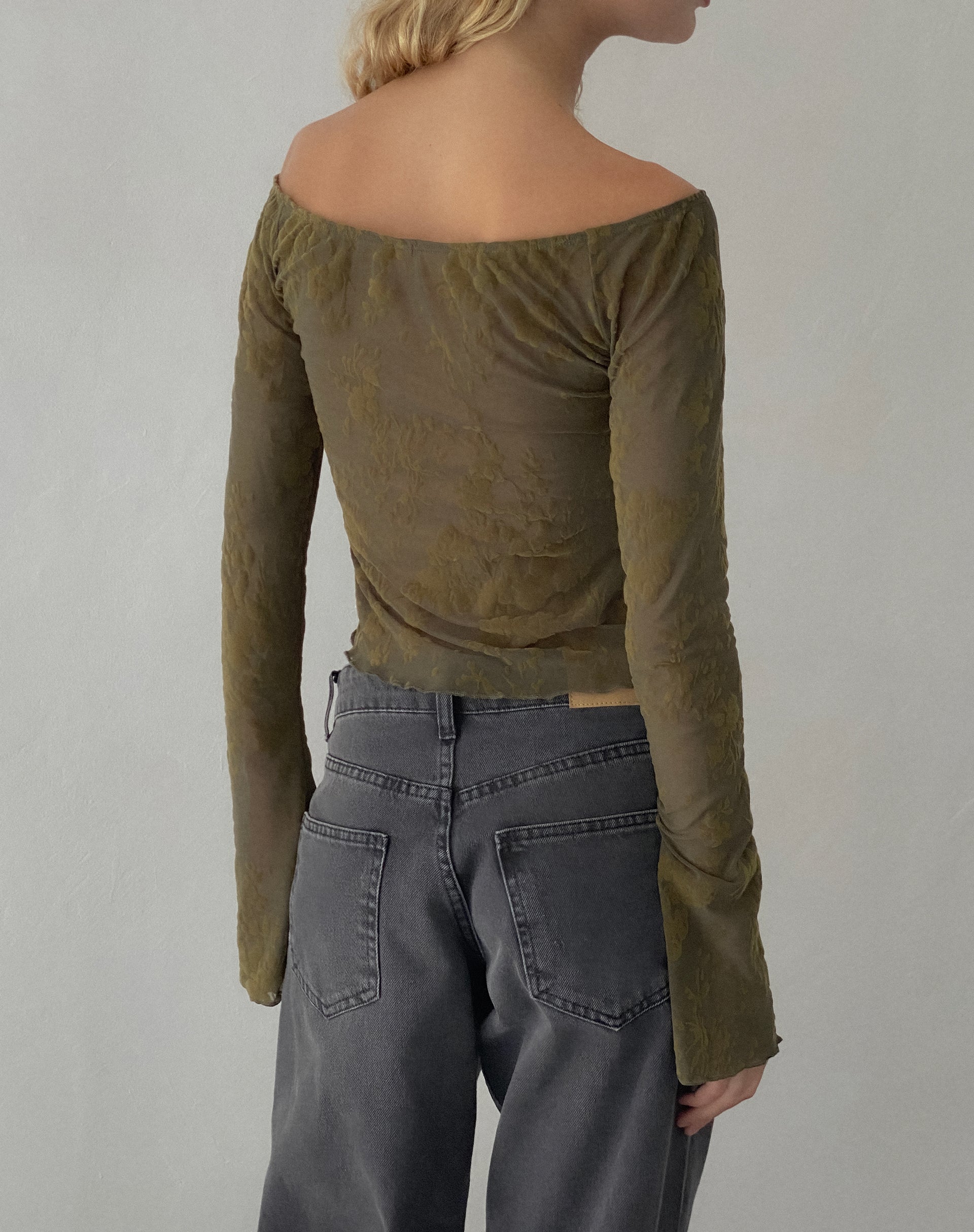 Image of Kareena Bardot-Top mit langen Ärmeln in abstraktem Botanic Dark Olive