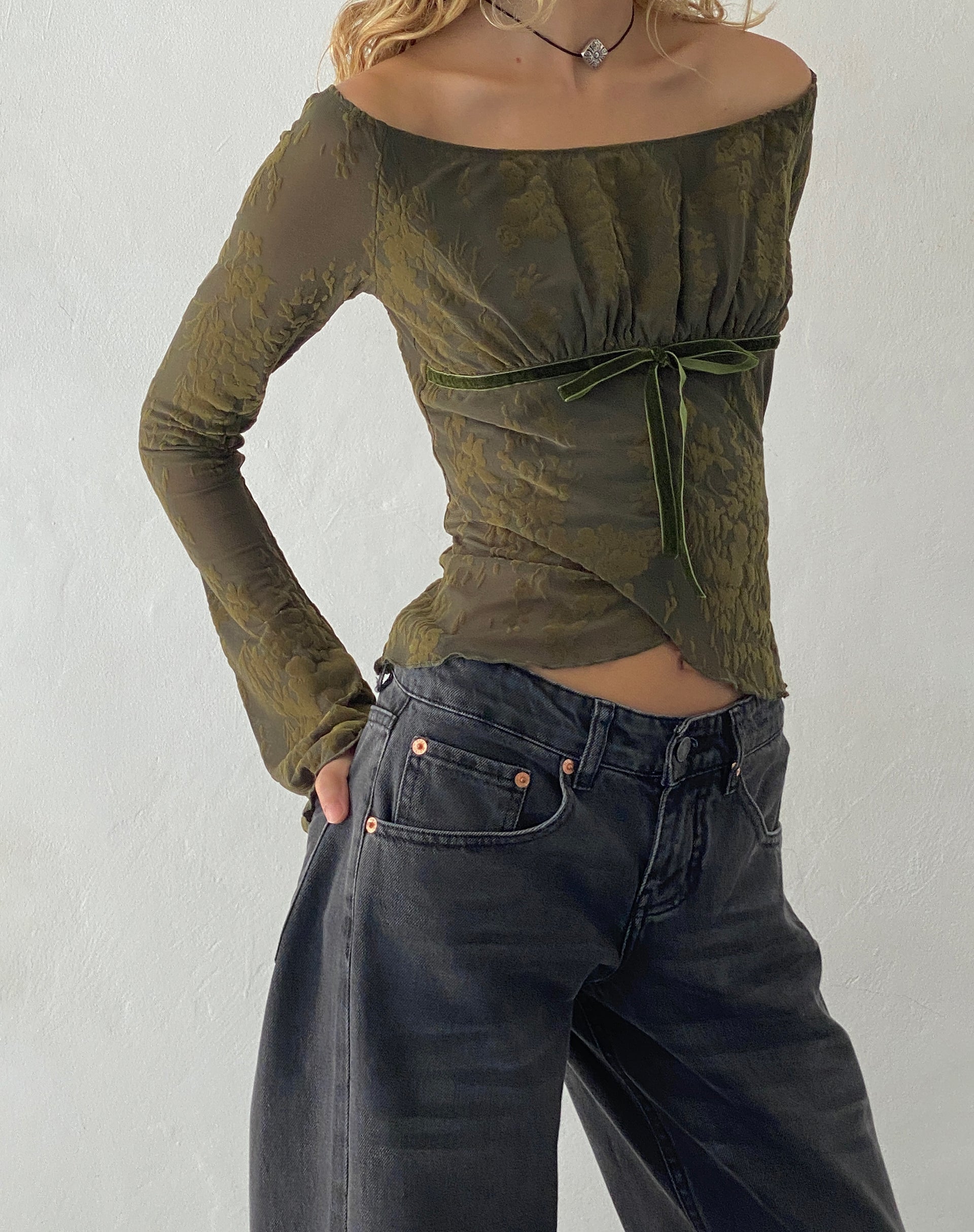 Image of Kareena Bardot-Top mit langen Ärmeln in abstraktem Botanic Dark Olive