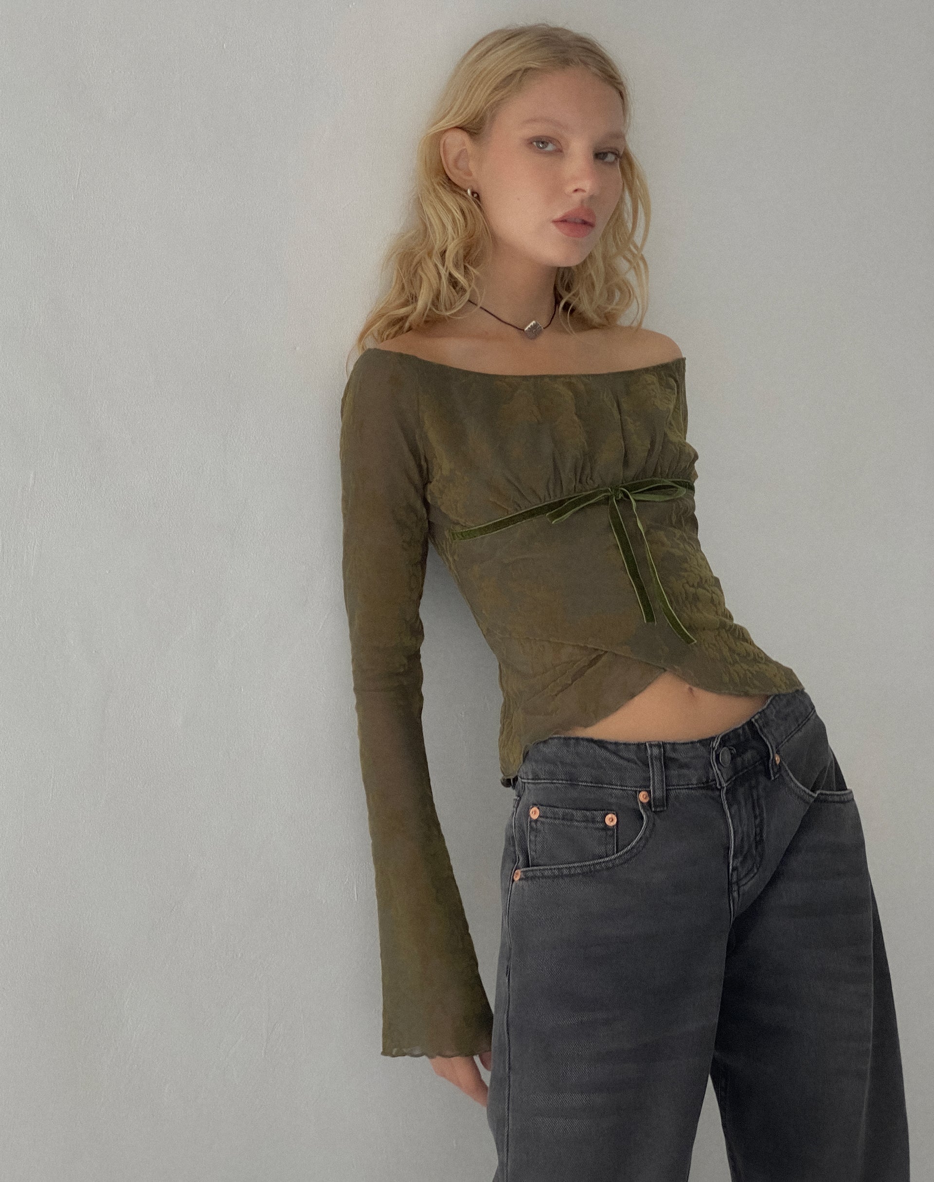 Image of Kareena Bardot-Top mit langen Ärmeln in abstraktem Botanic Dark Olive