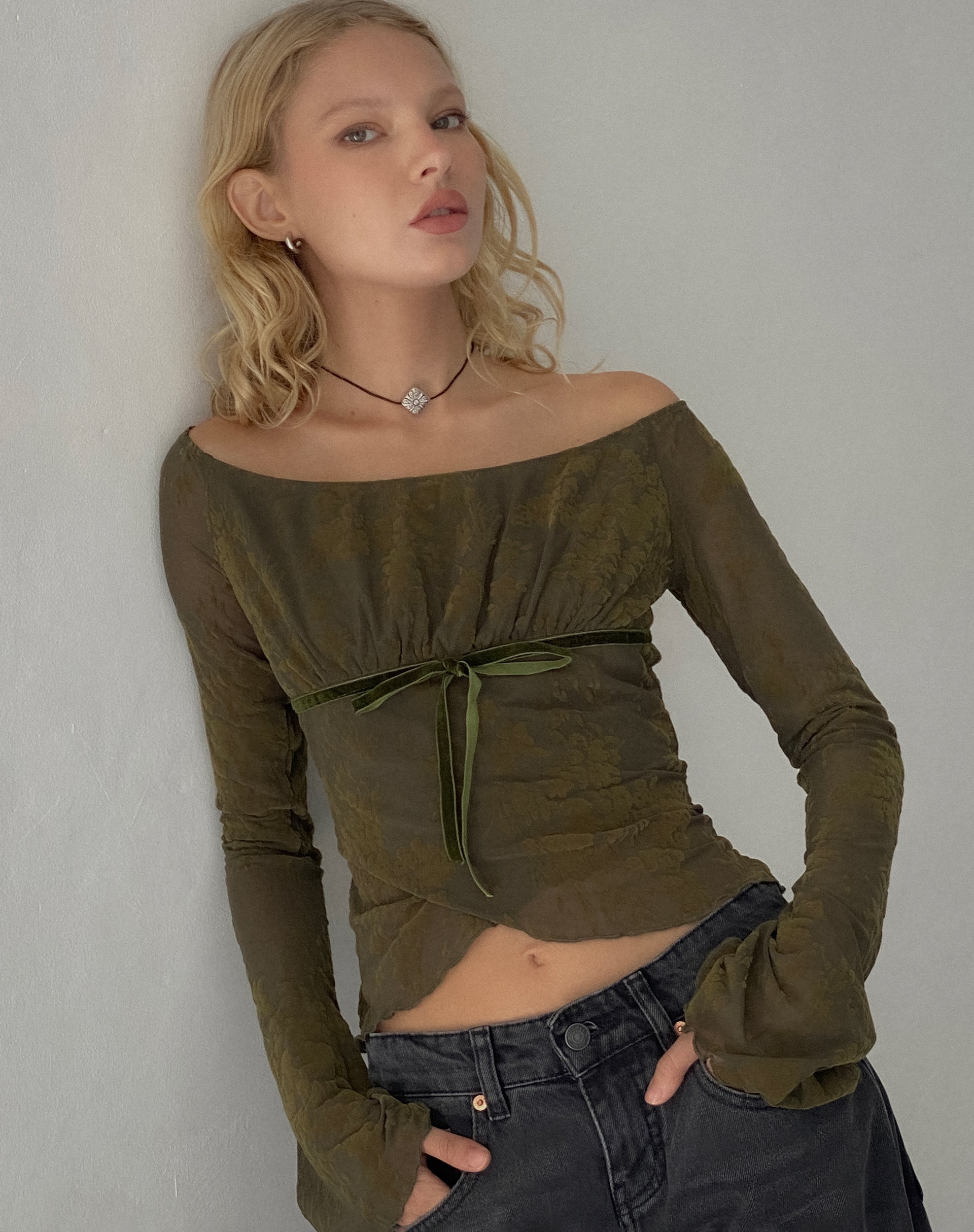 Image of Kareena Bardot-Top mit langen Ärmeln in abstraktem Botanic Dark Olive