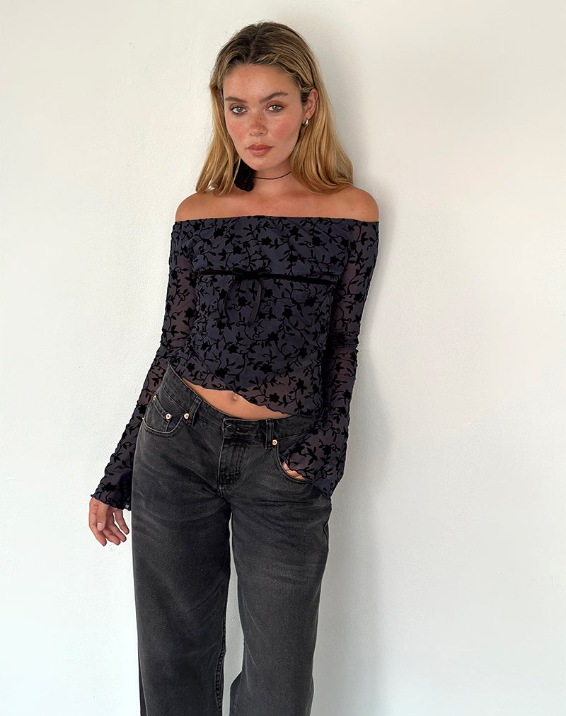 Kareena Langärmliges Bardot-Top in Pretty Petal Flock Navy