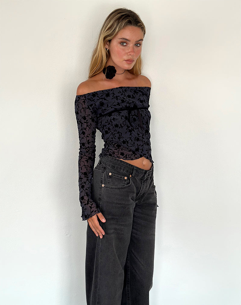 Image of Kareena Langärmeliges Bardot-Top in Pretty Petal Flock Navy