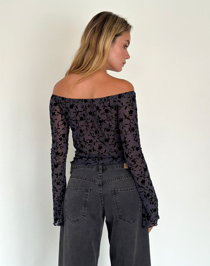 Image of Kareena Langärmeliges Bardot-Top in Pretty Petal Flock Navy