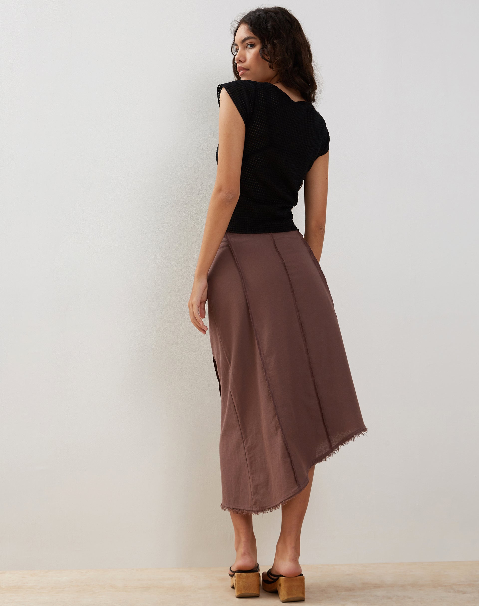 Bild von Karlesa Asymmetrischer Midirock in Deep Taupe