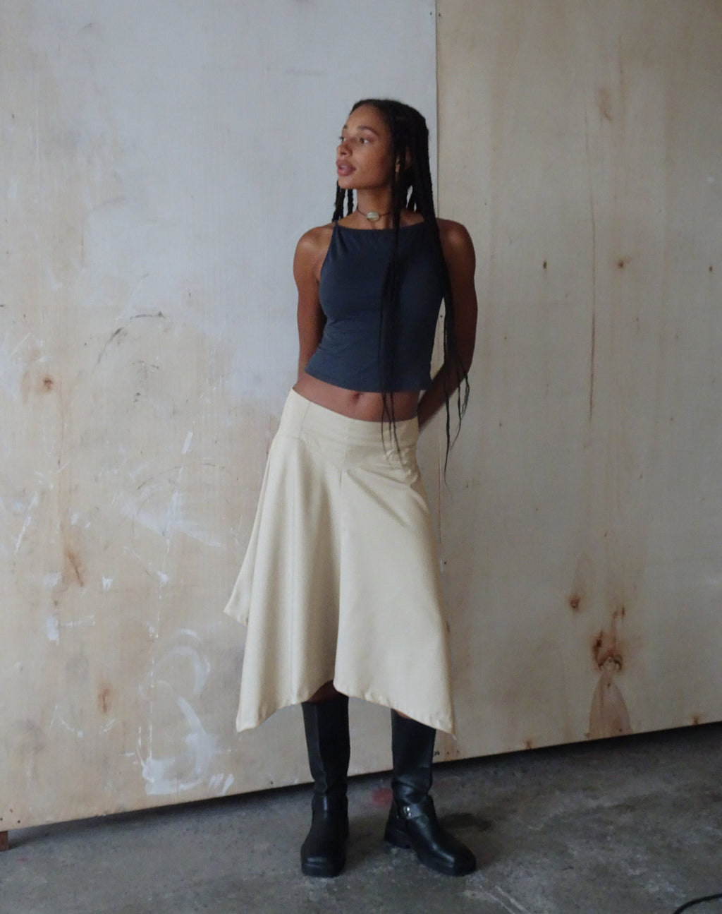 MOTEL X JACQUIE Karsyn Asymmetrischer Midi-Rock in Hafer