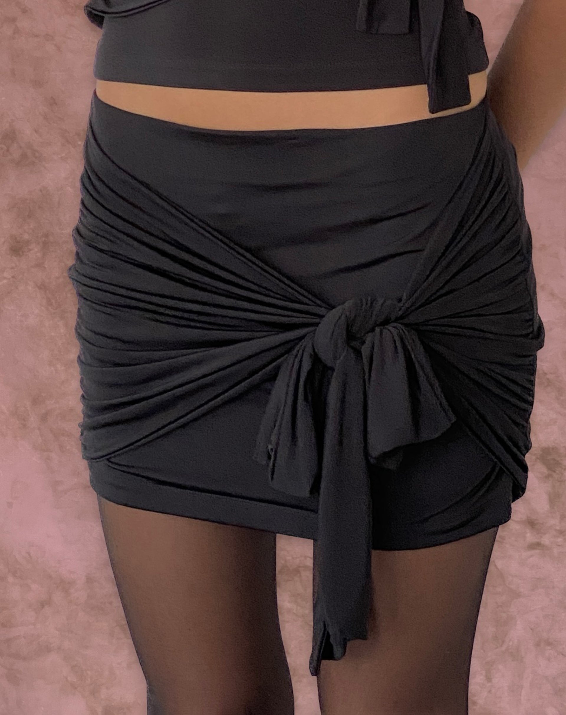 Bild von Kass Minirock mit Schleifendetail in Slinky Black