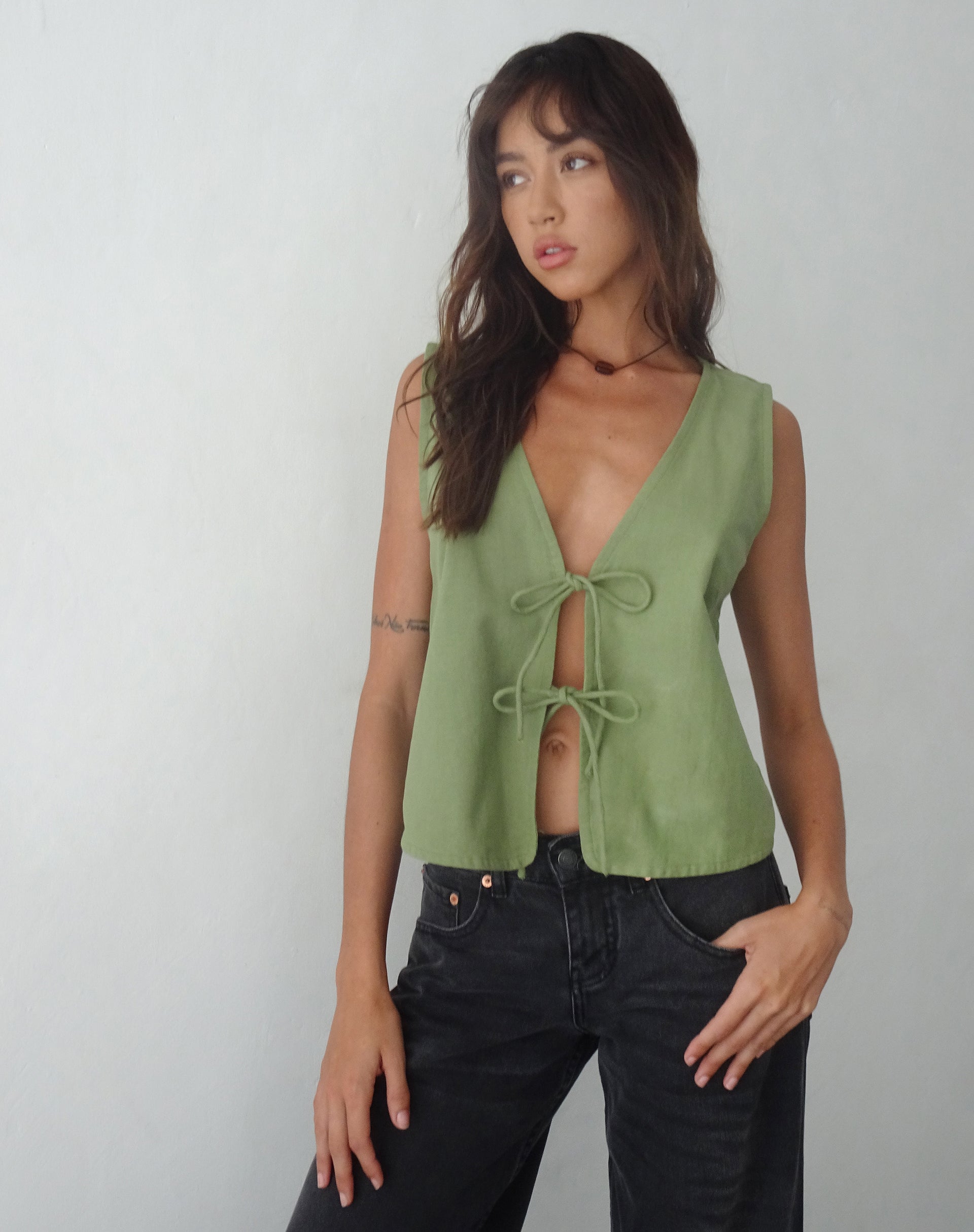 Bild von Kayve Tie Front Top in Dark Sage