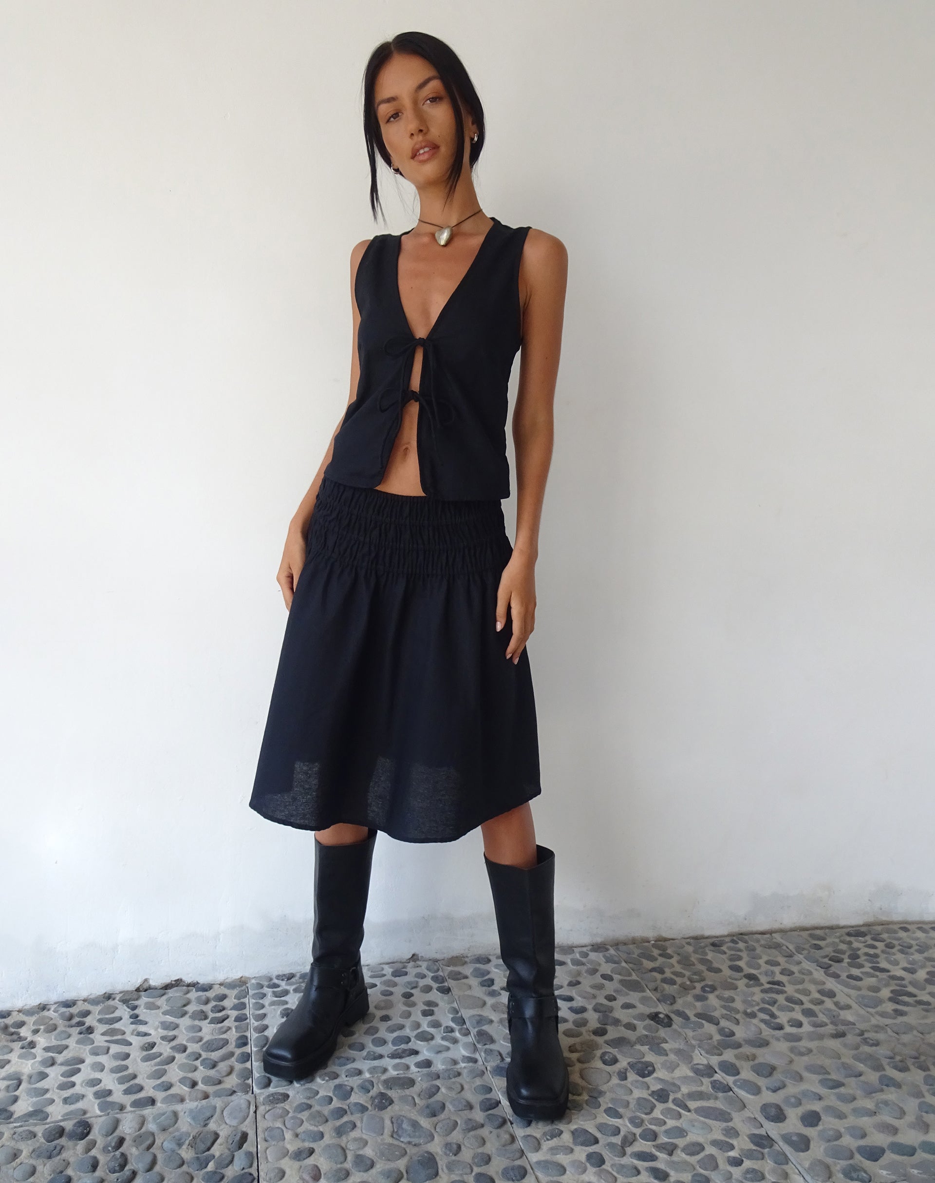 Bild von MOTEL X JACQUIE Neleta Geraffte Taille Midi-Rock in Schwarz