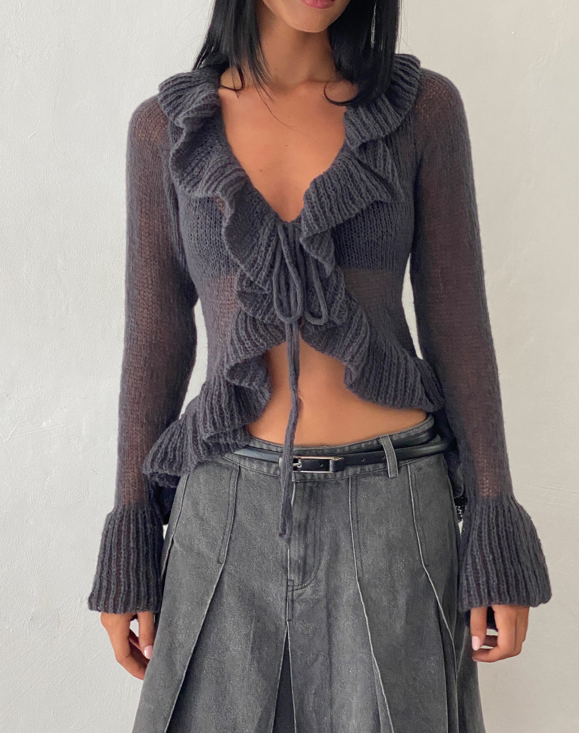 Bild von Kendra Ruffle Cardigan in Dark Charcoal Knit